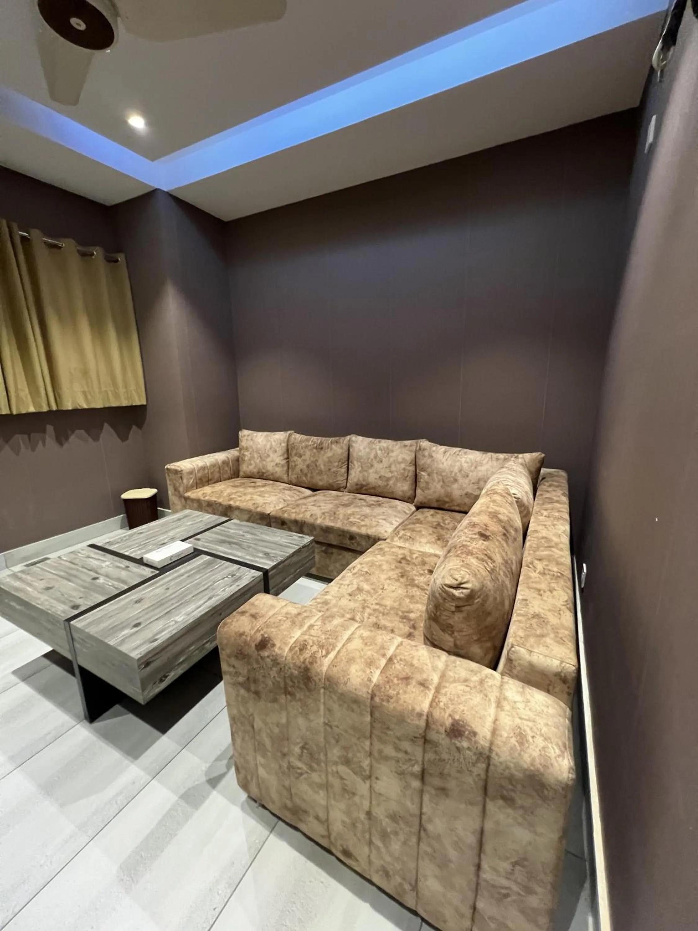 Living room in Courteous Hotel