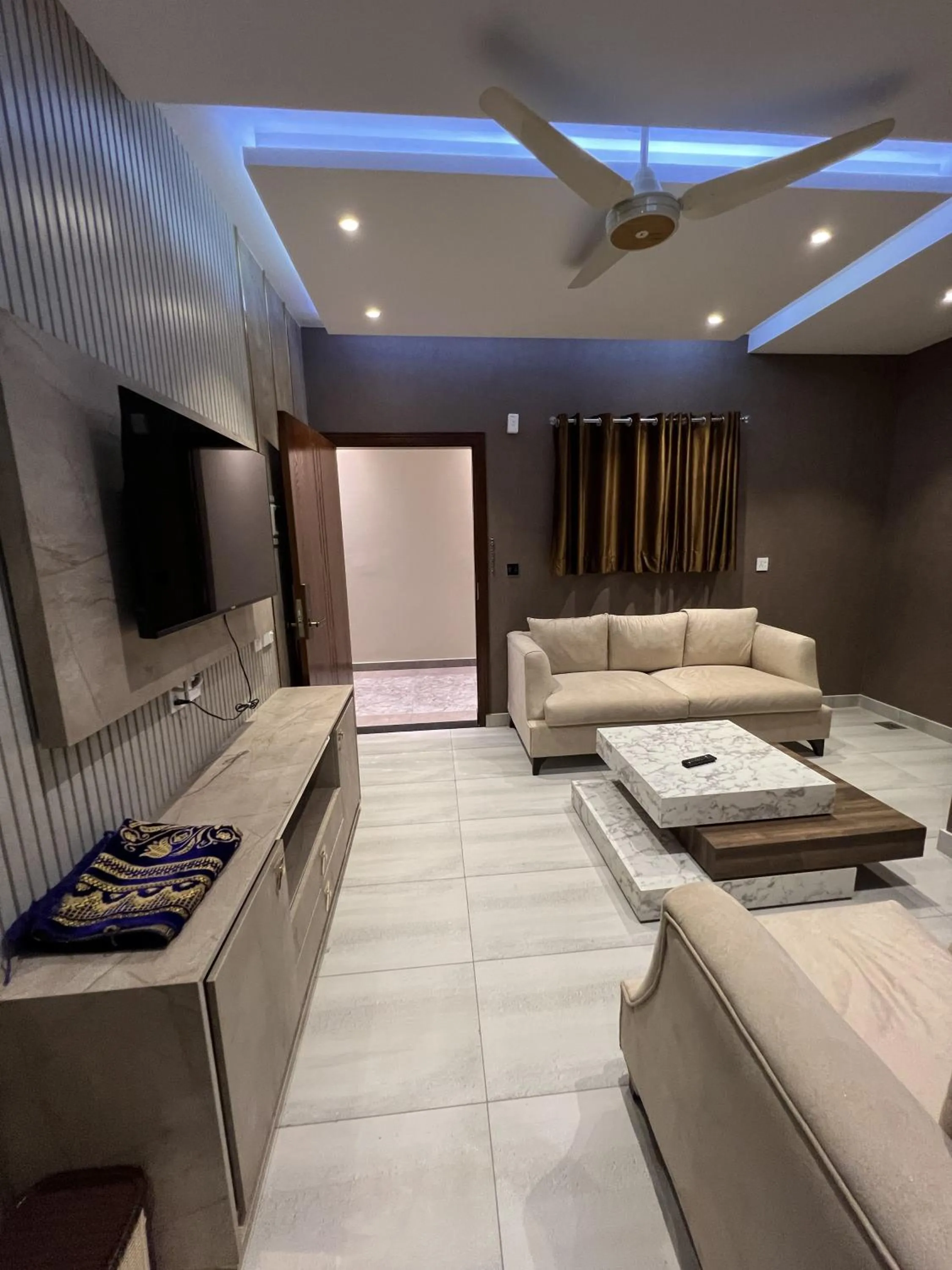 Communal lounge/ TV room in Courteous Hotel