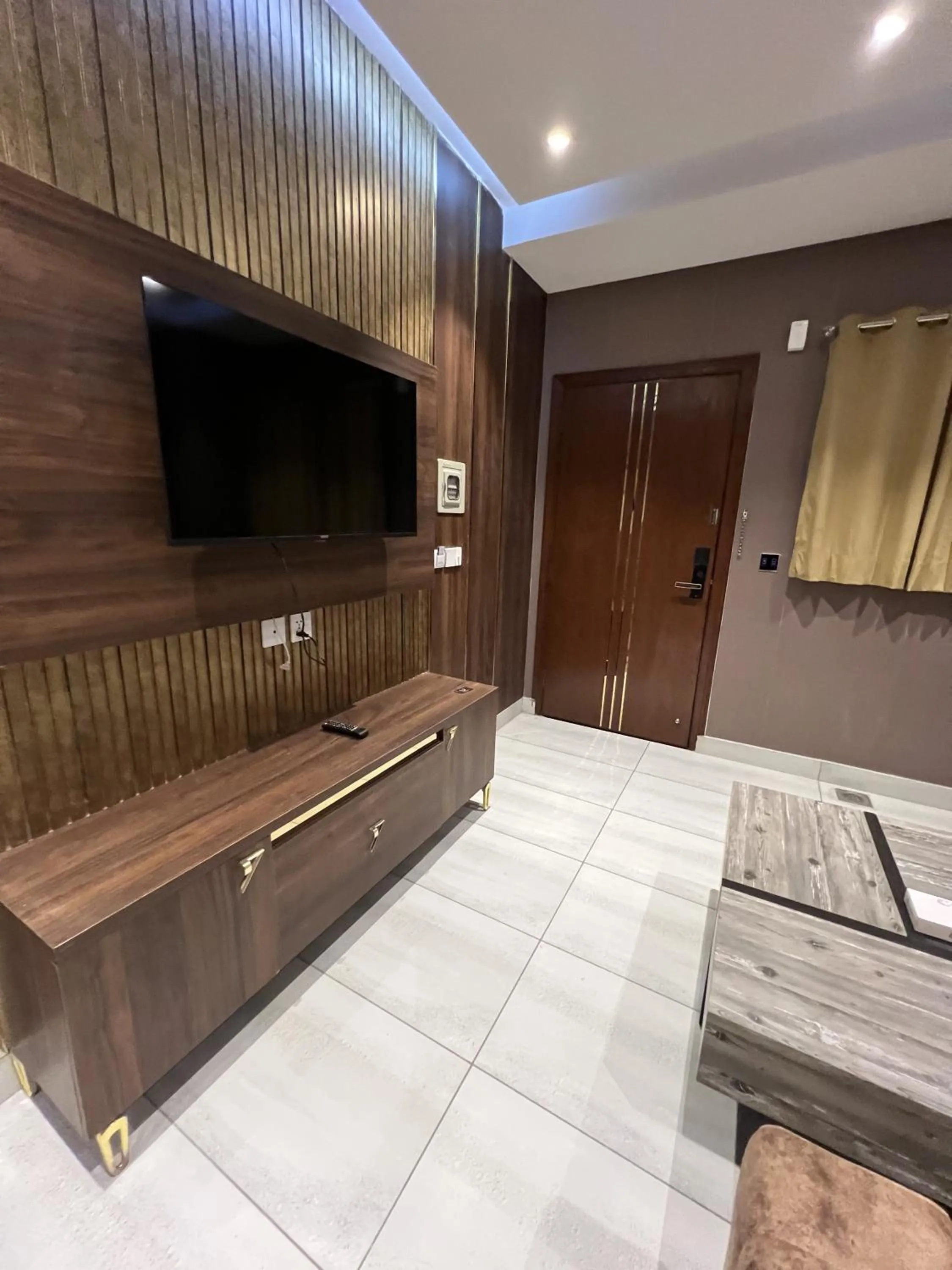 TV and multimedia in Courteous Hotel