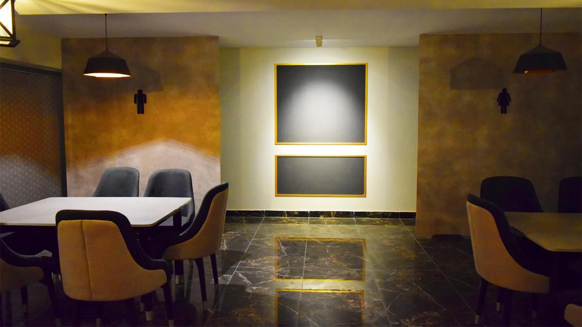 Restaurant/places to eat in Courteous Hotel