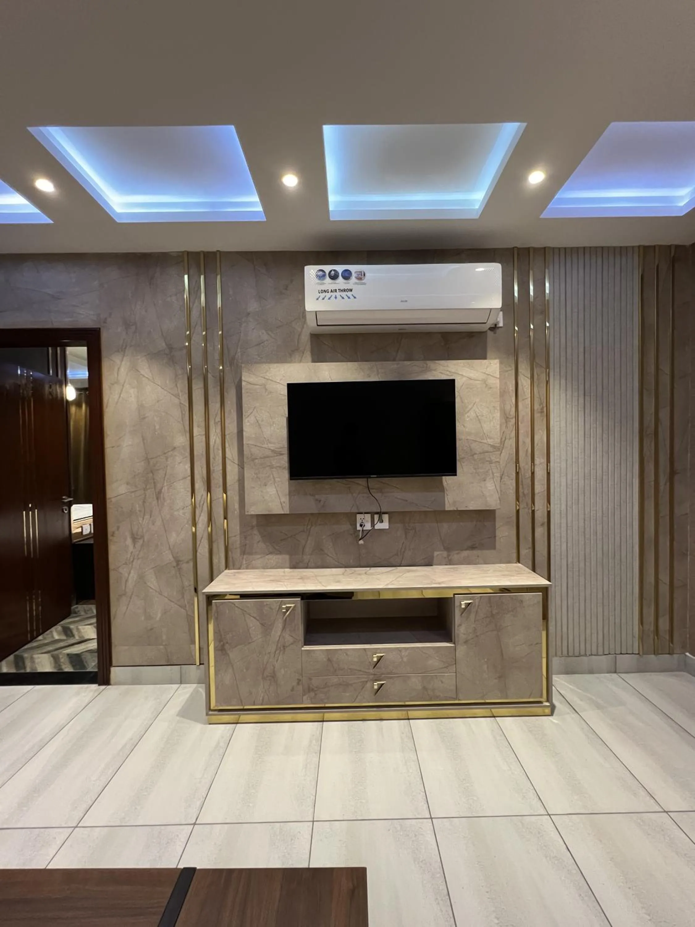 Communal lounge/ TV room in Courteous Hotel