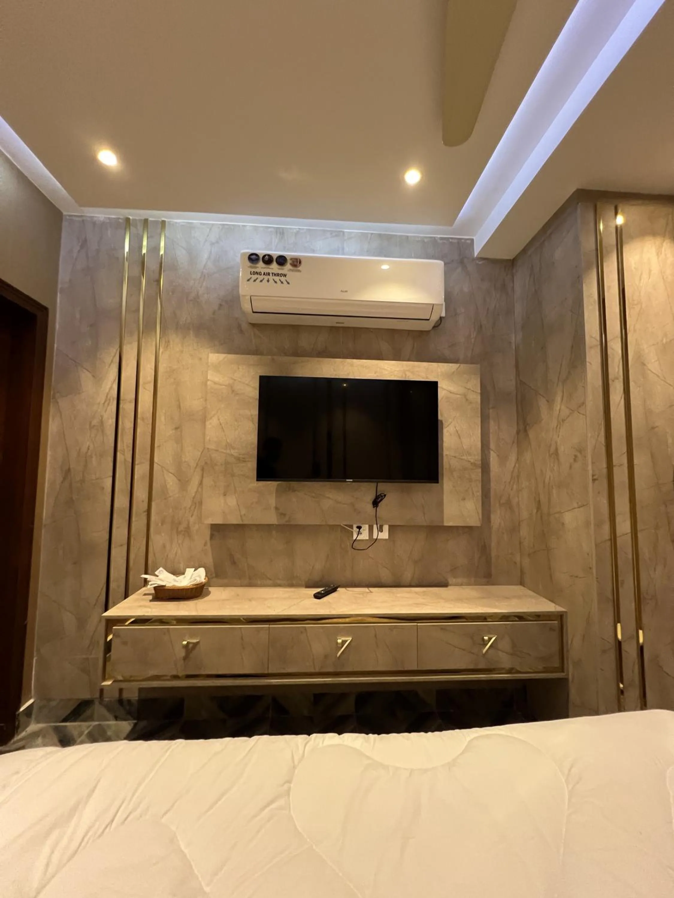 Bed in Courteous Hotel