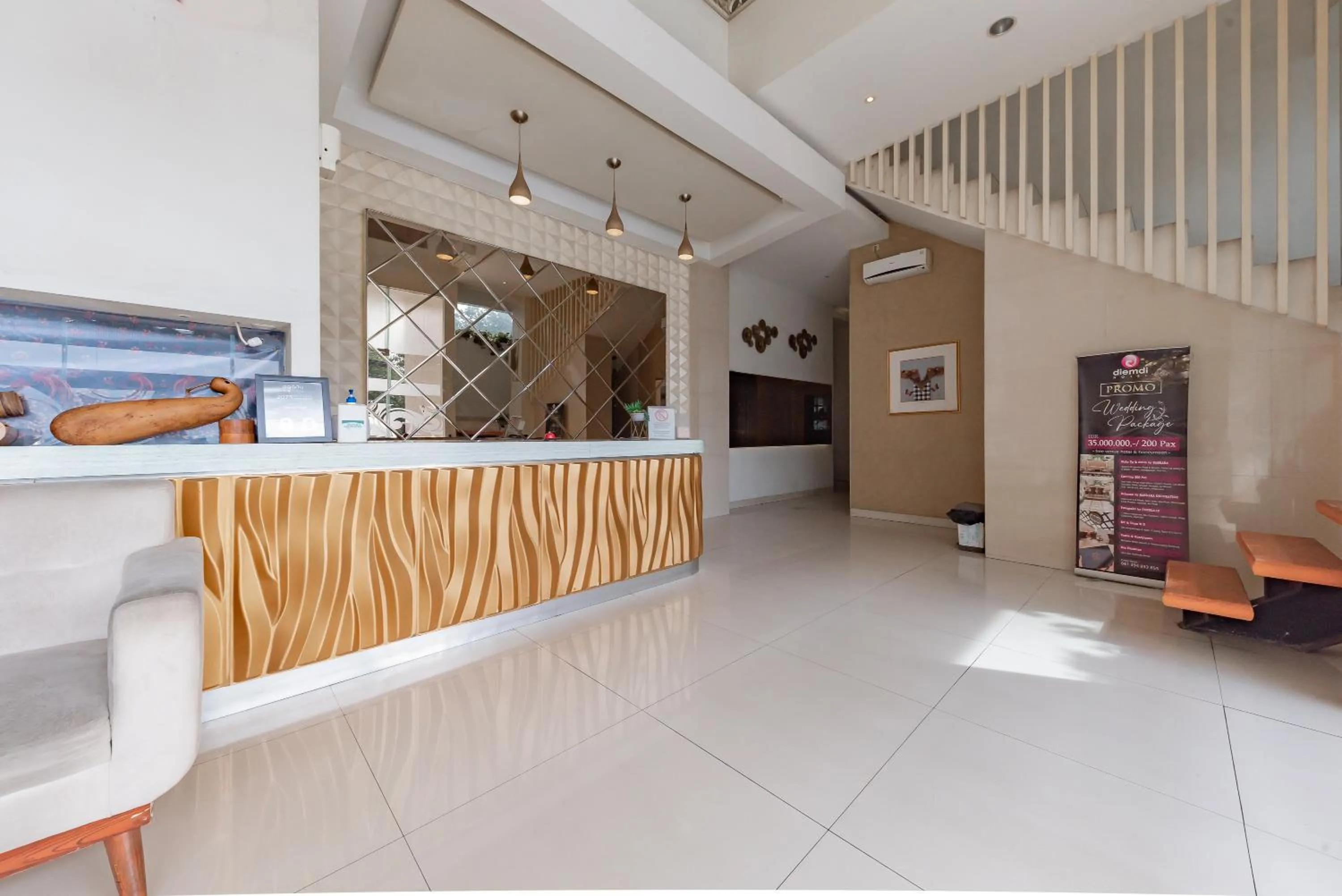 Lobby or reception in Sans Vibes Diemdi Kiaracondoong Bandung