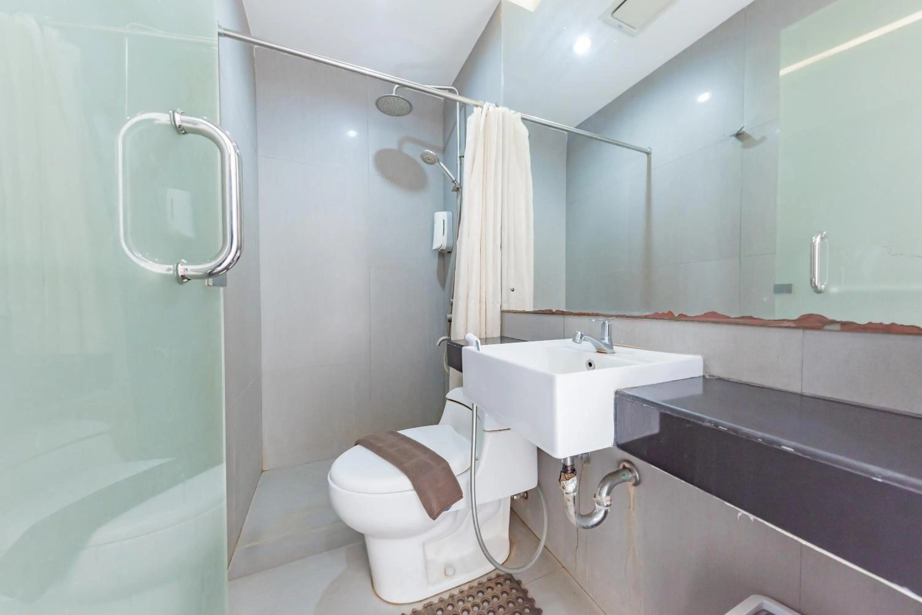 Bathroom in Sans Vibes Diemdi Kiaracondoong Bandung