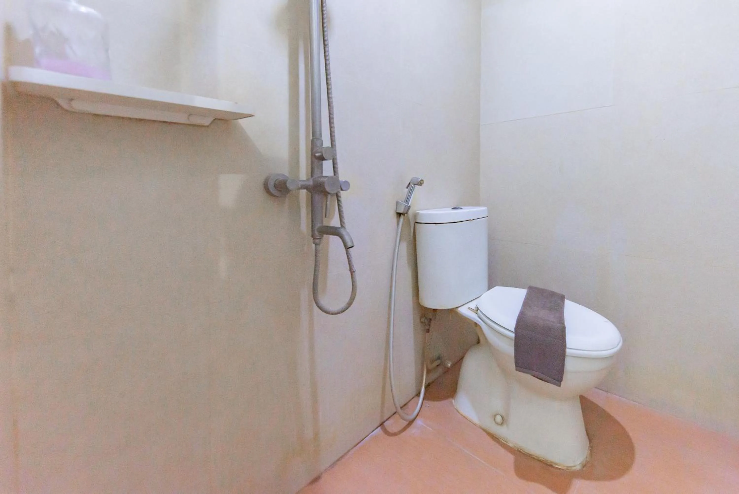 Bathroom in Sans Vibes Diemdi Kiaracondoong Bandung