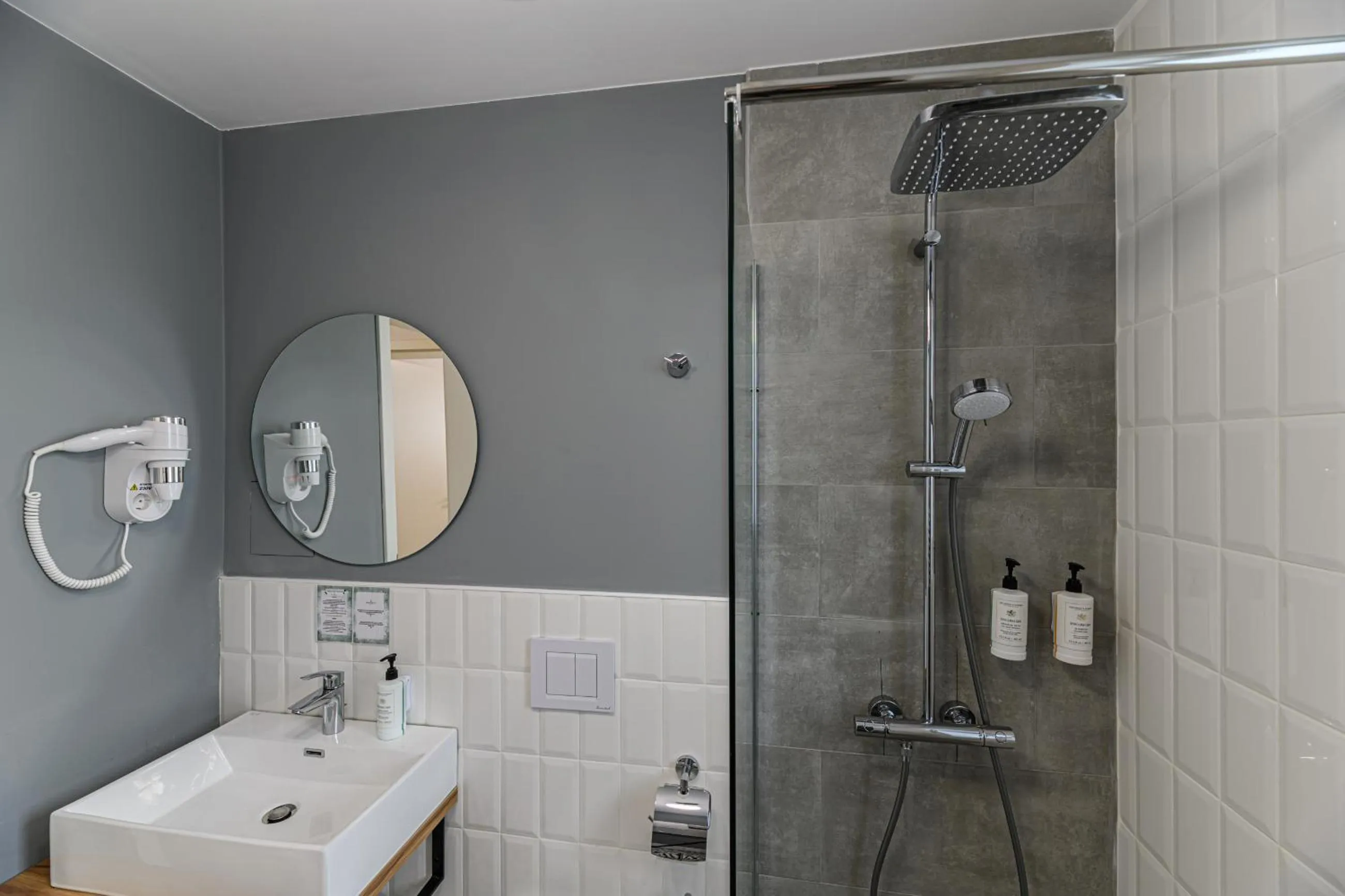 Shower in Johann Strauss Hotel