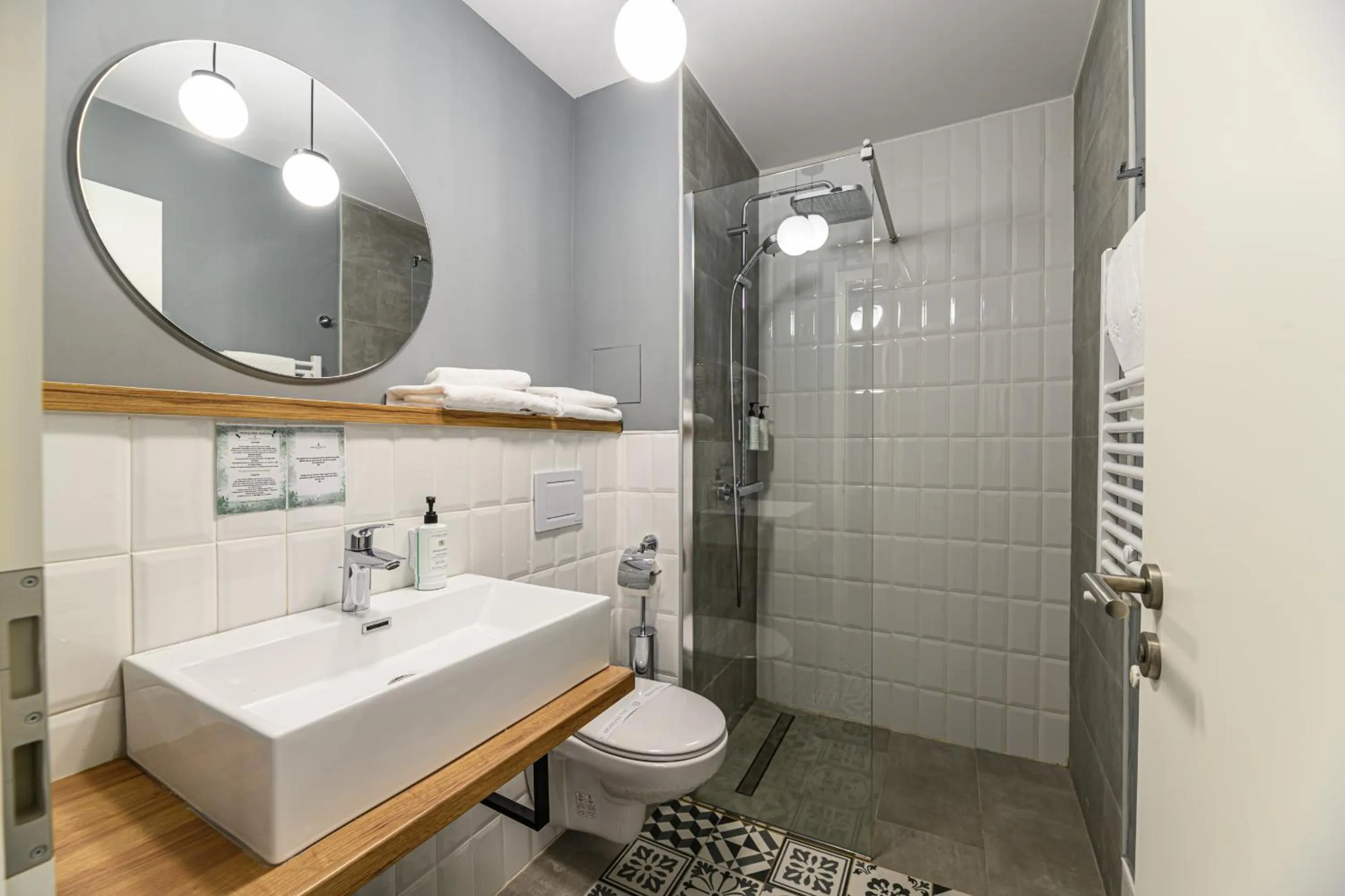 Shower in Johann Strauss Hotel