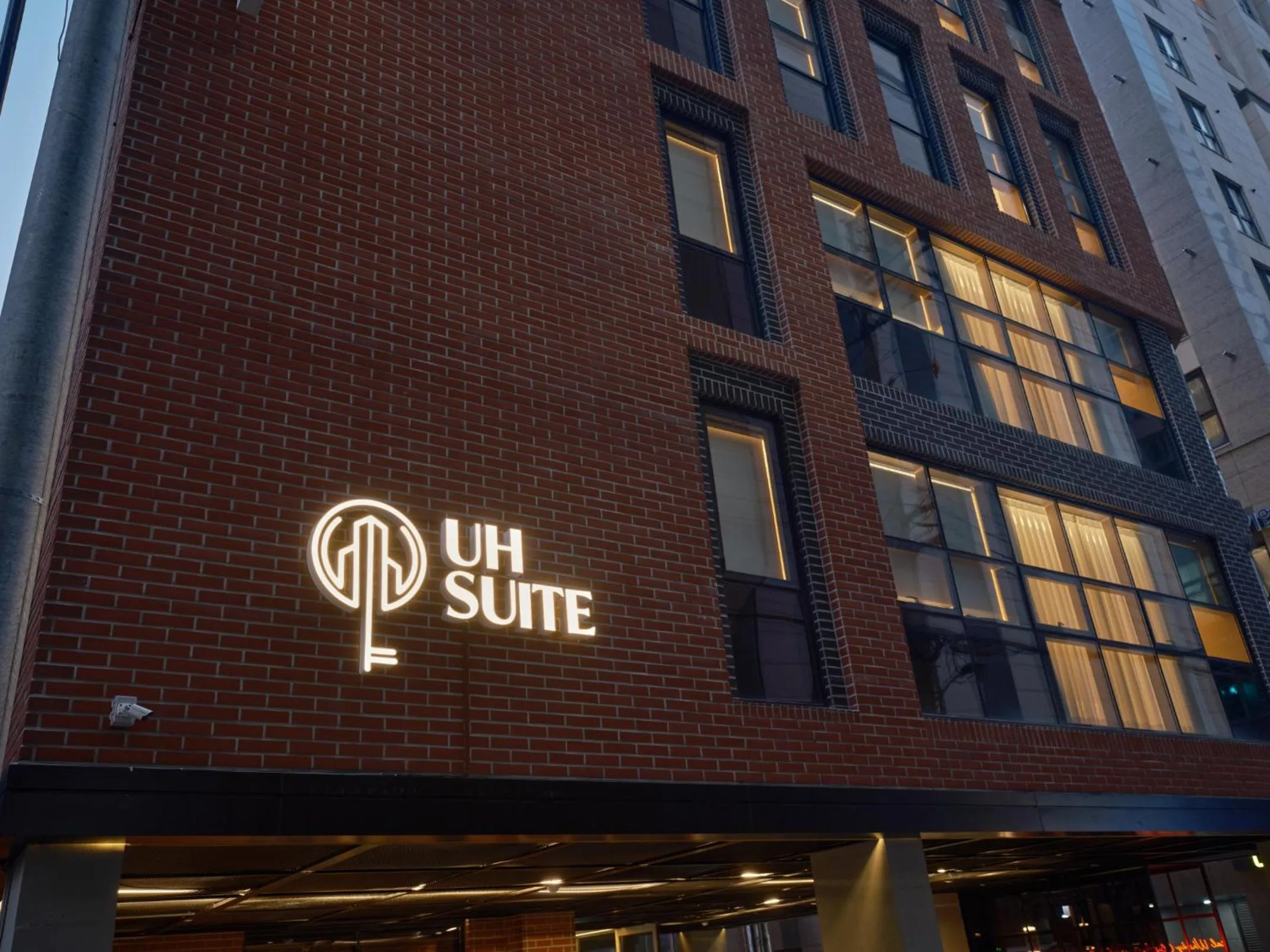 Property logo or sign in UH Suite The Coex