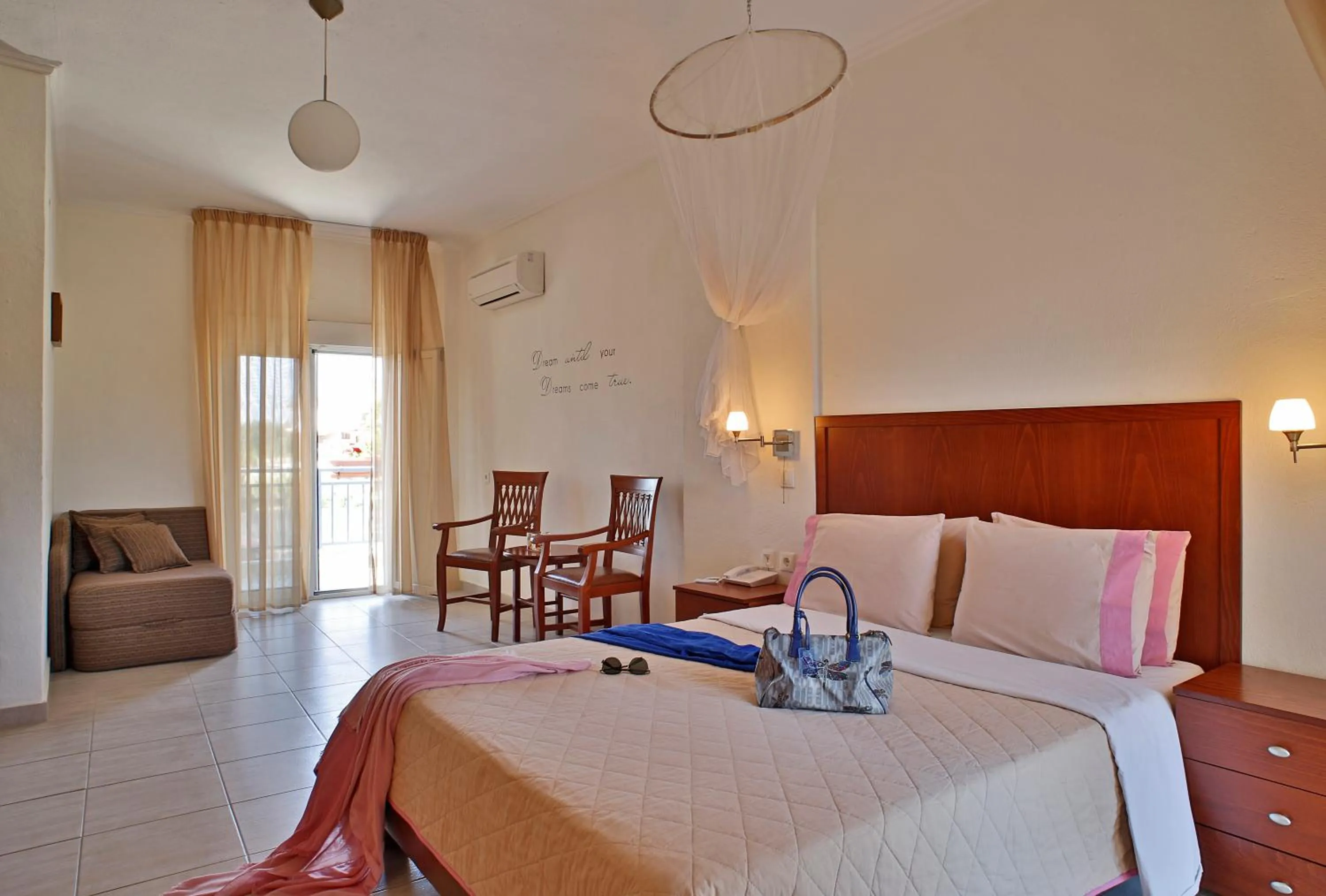 Photo of the whole room, Bed in Stratos Hotel