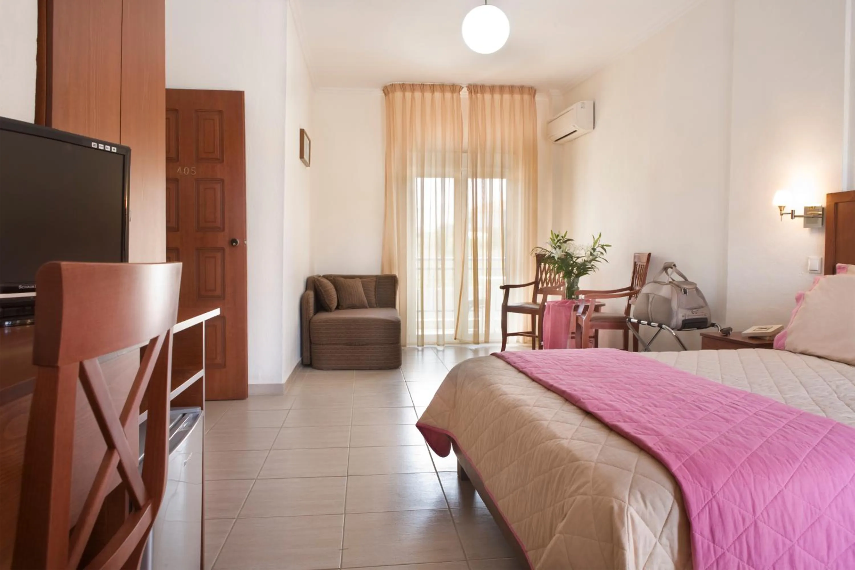 Photo of the whole room, Bed in Stratos Hotel