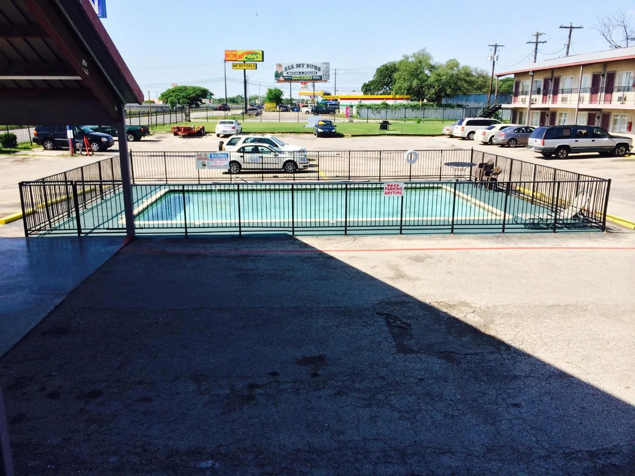 Swimming pool in Austin Motor Inn