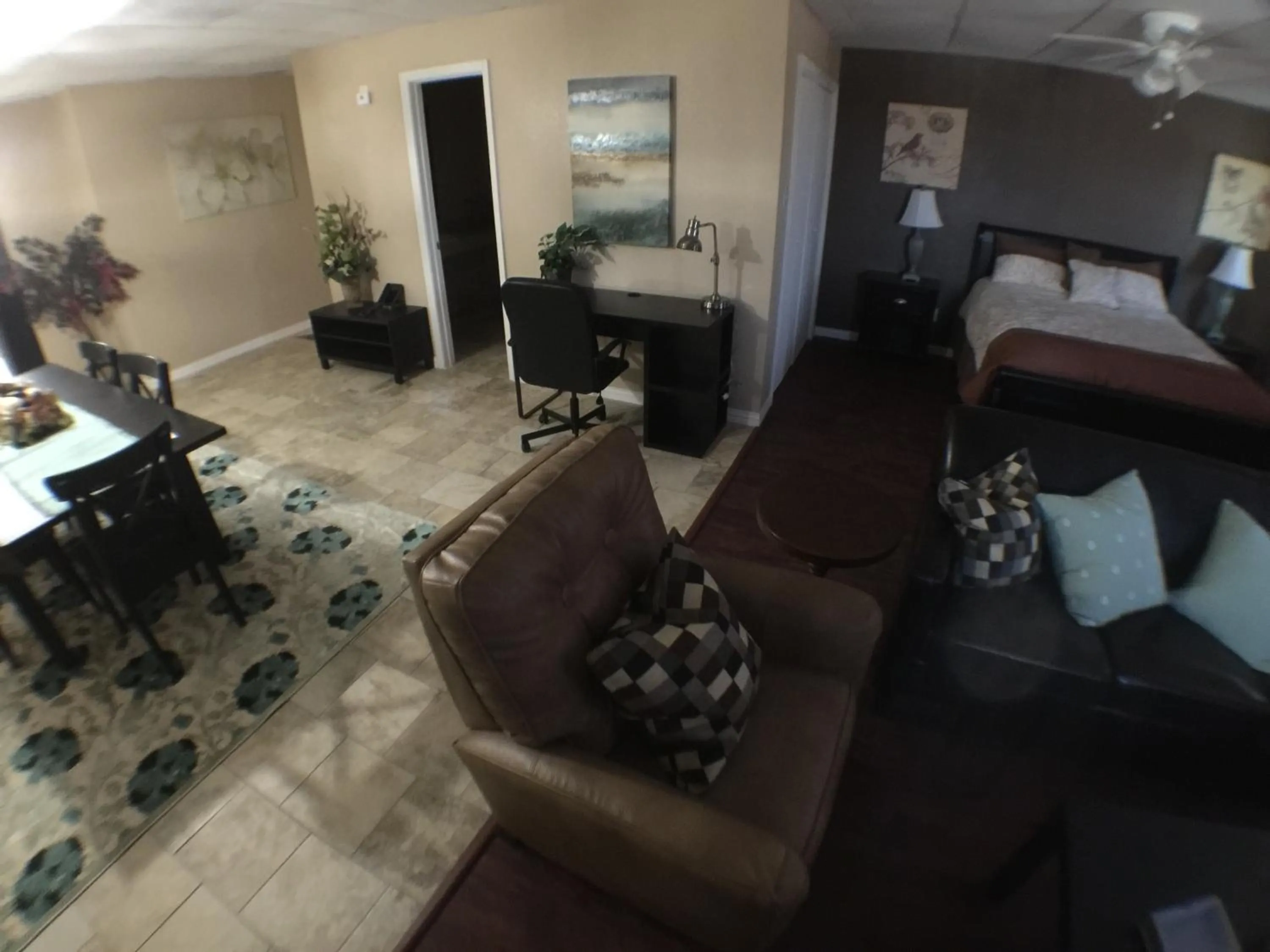 Seating area, Bed in Austin Motor Inn