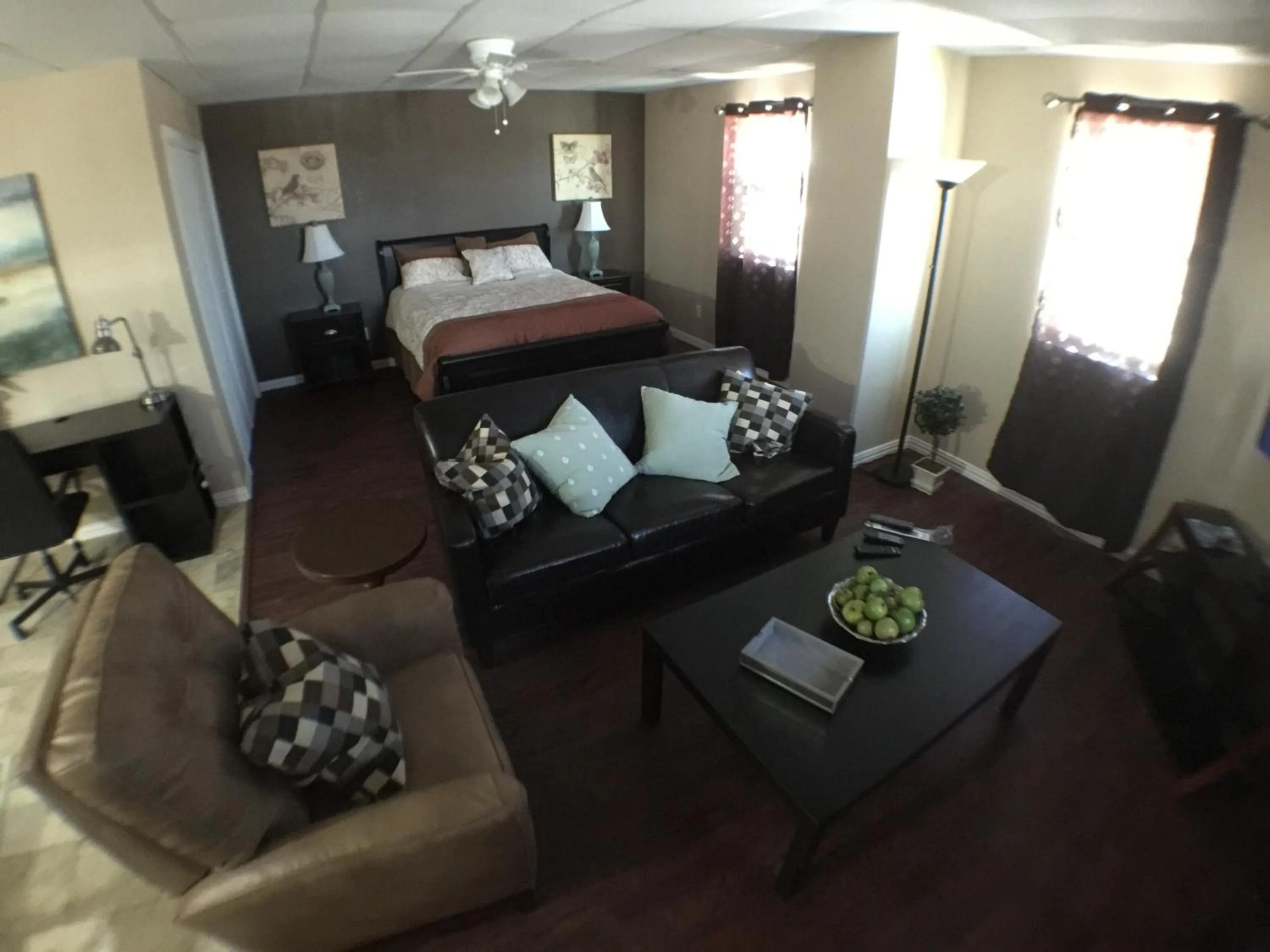 Living room, Bed in Austin Motor Inn