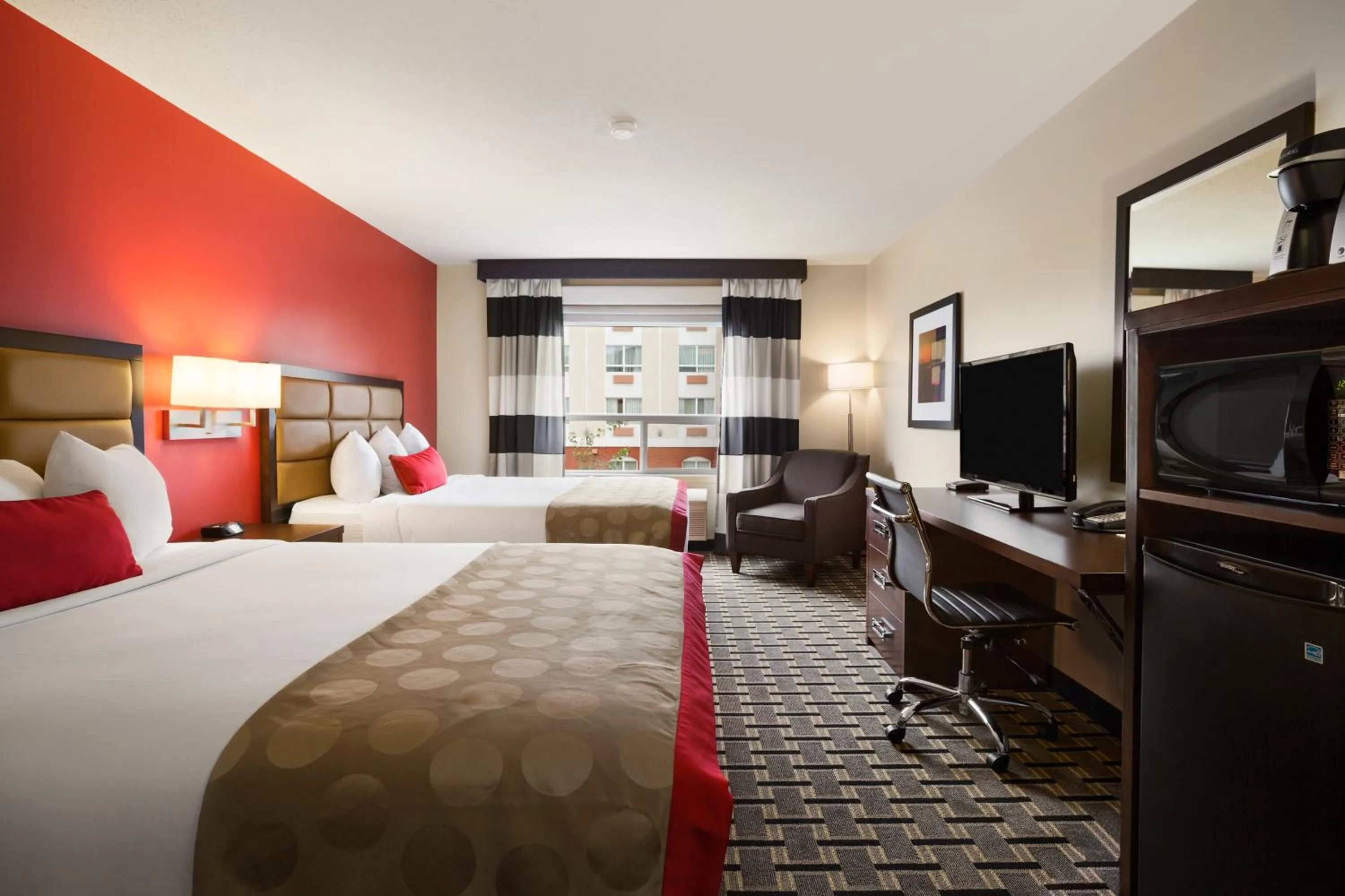 Coffee/tea facilities, Bed in Ramada by Wyndham Edson