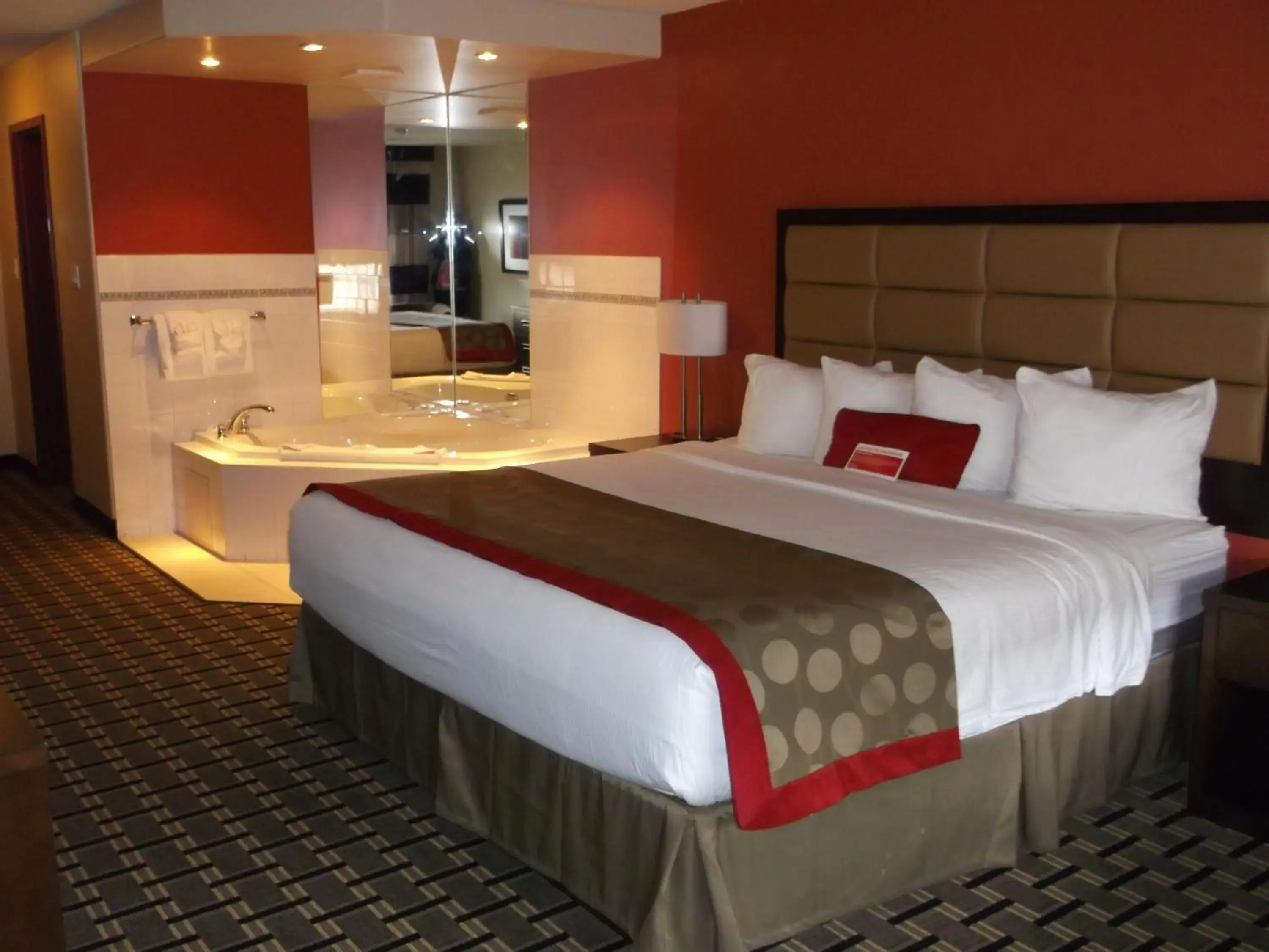 Coffee/tea facilities, Bed in Ramada by Wyndham Edson Coffee/tea facilities, Bed in Ramada by Wyndham Edson