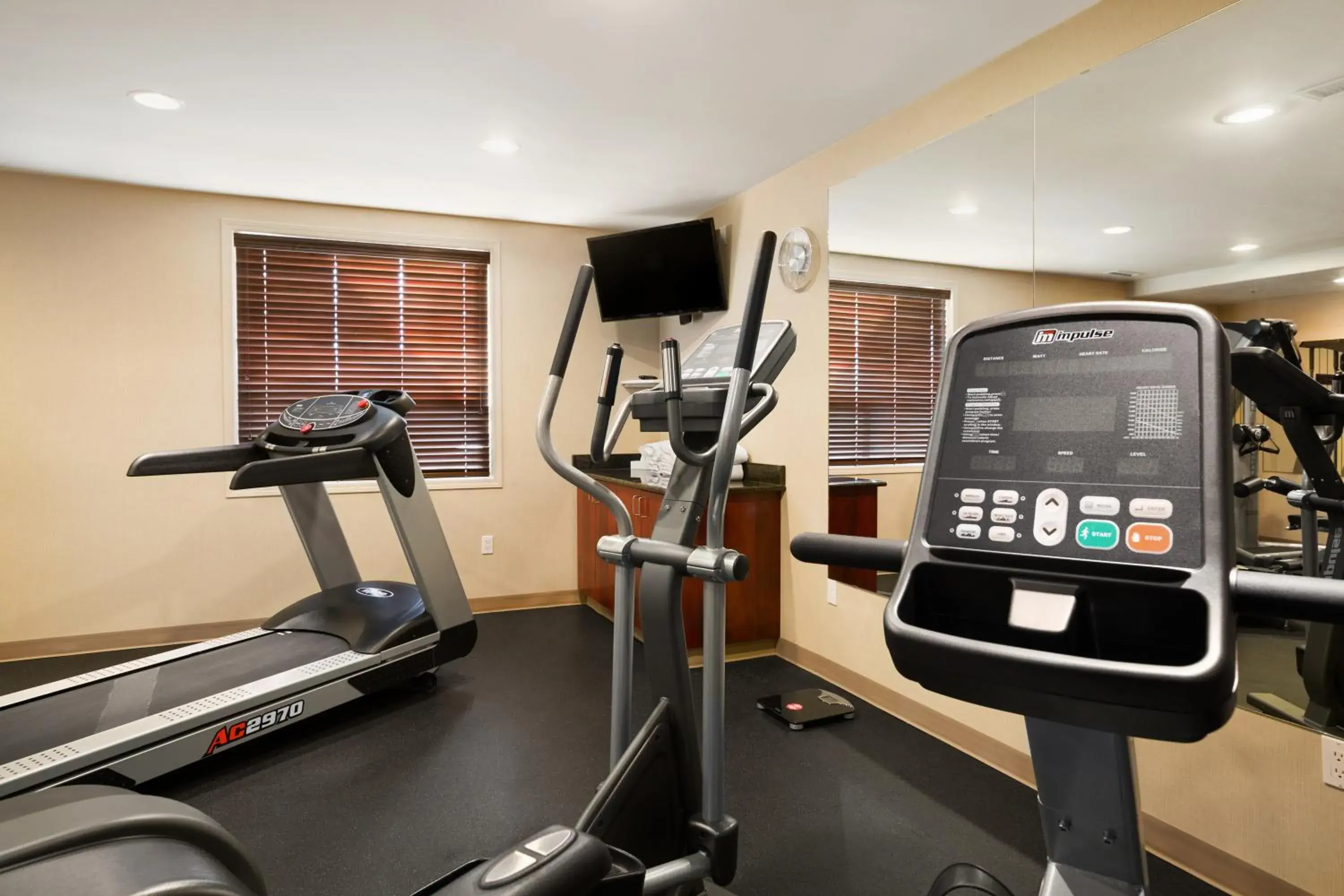 Fitness centre/facilities in Ramada by Wyndham Edson Fitness centre/facilities in Ramada by Wyndham Edson