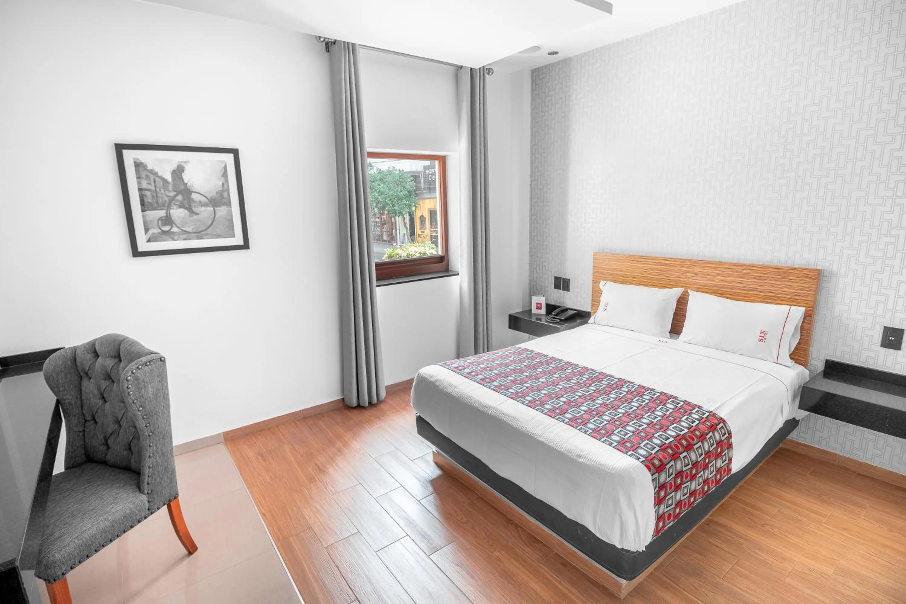 Photo of the whole room, Bed in Six Hotel Guadalajara Expiatorio