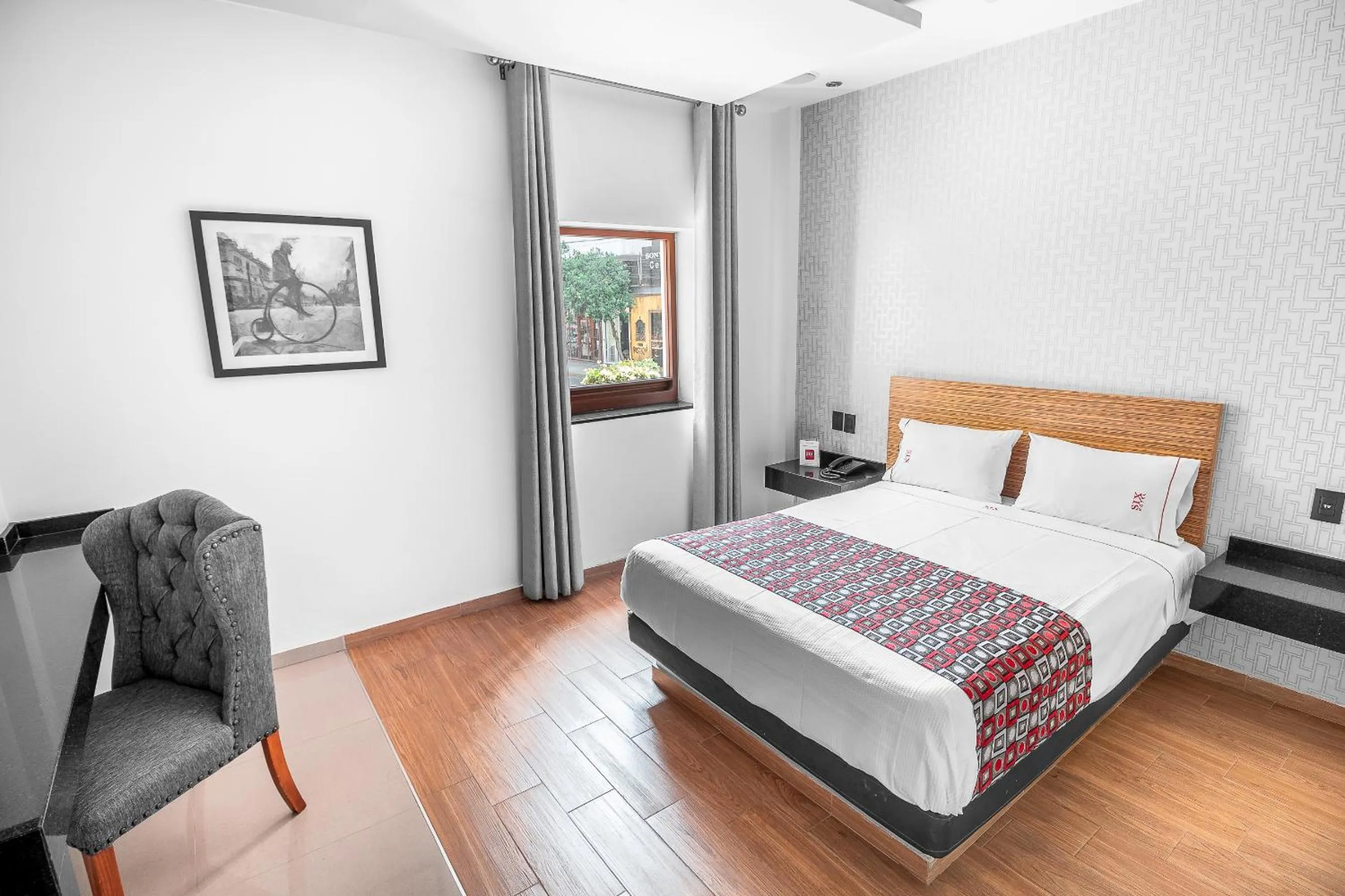 Photo of the whole room, Bed in Six Hotel Guadalajara Expiatorio