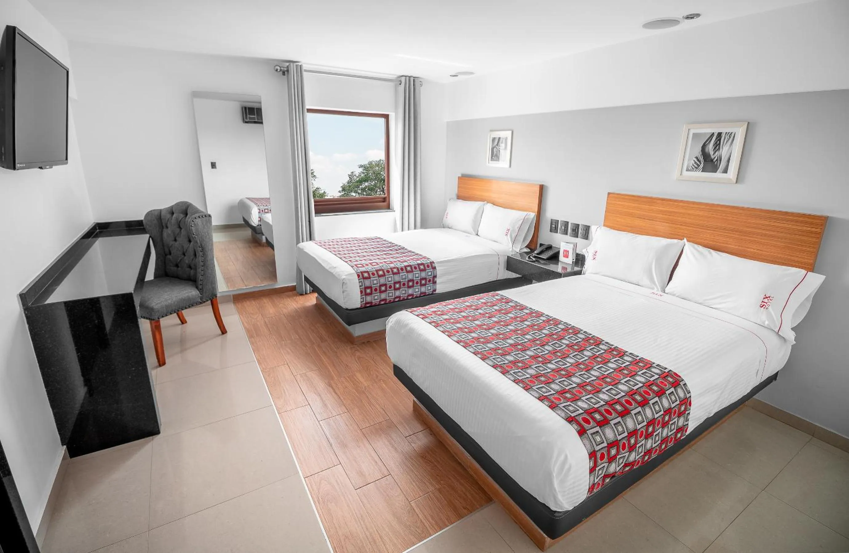 Photo of the whole room, Bed in Six Hotel Guadalajara Expiatorio