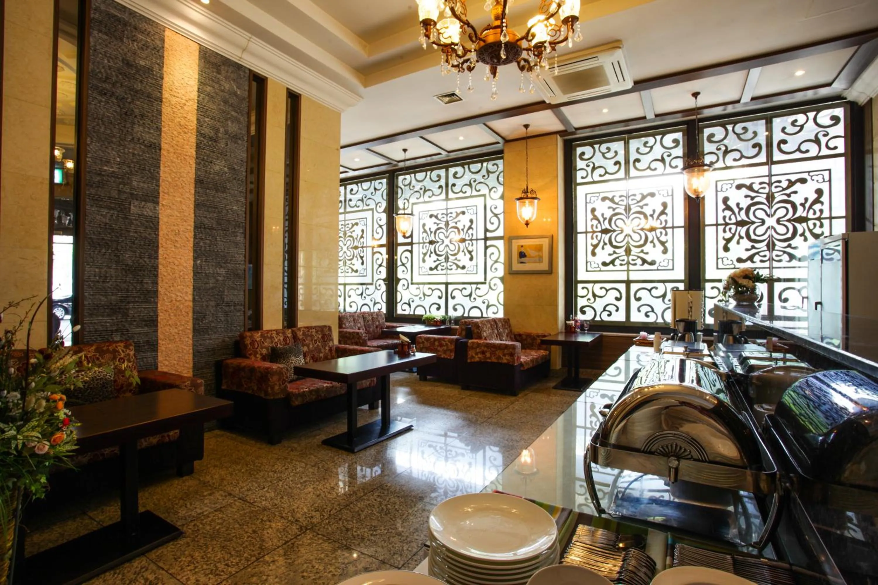 Restaurant/places to eat in Aura Hotel