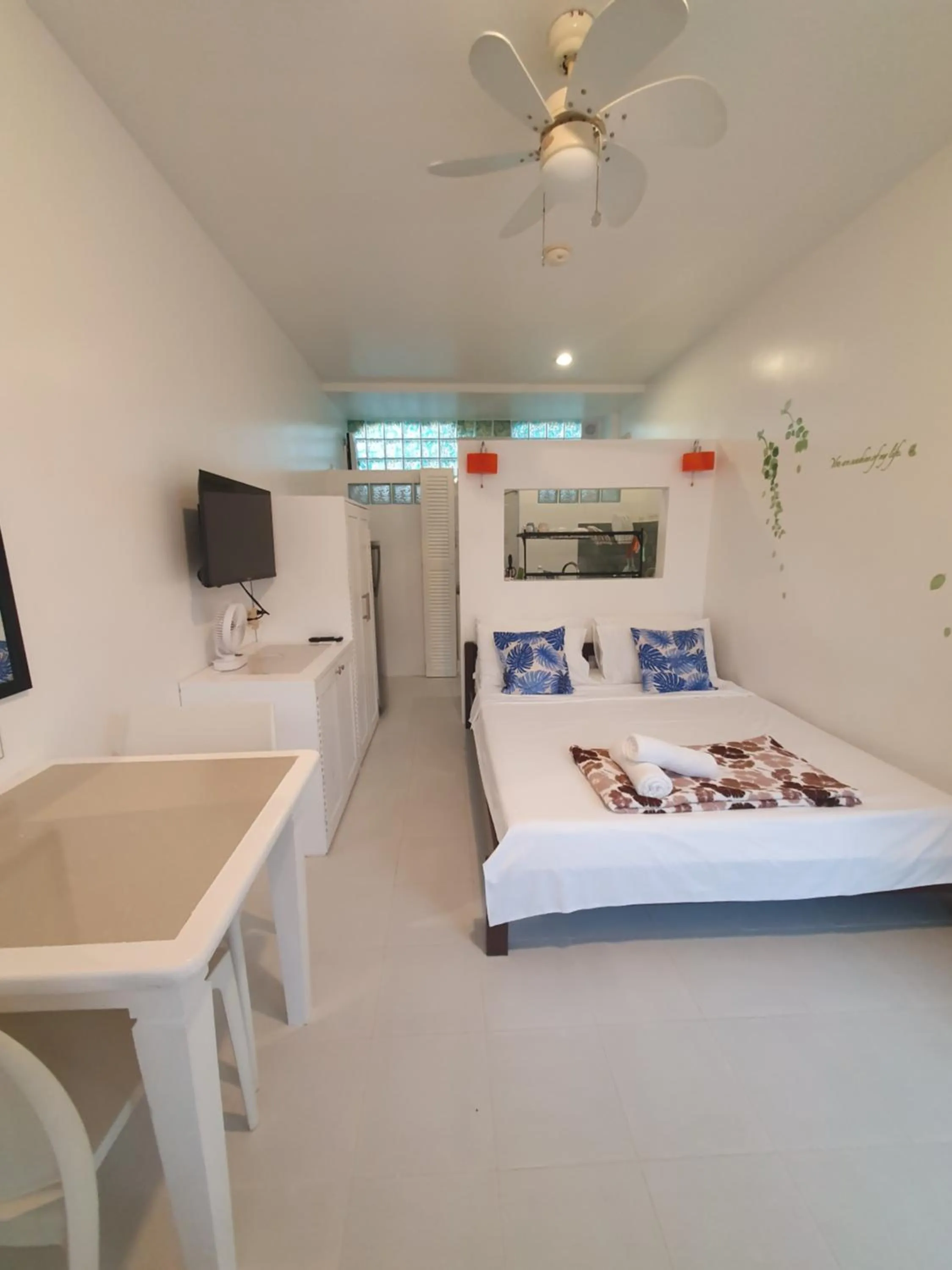 Bedroom, Bed in ClubBoracay Apartelle