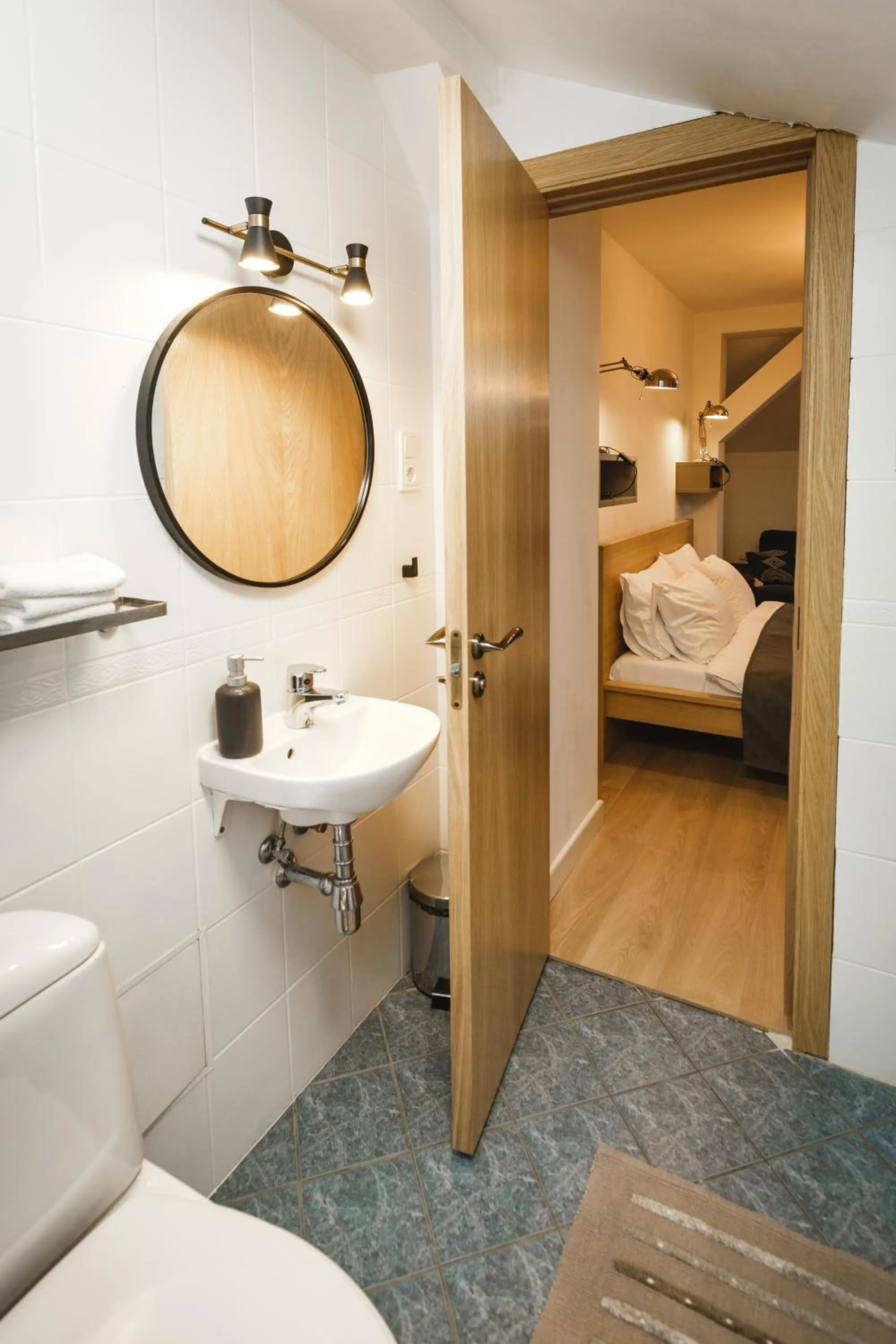 Bathroom, Bed in Bearsleys Downtown Apartments