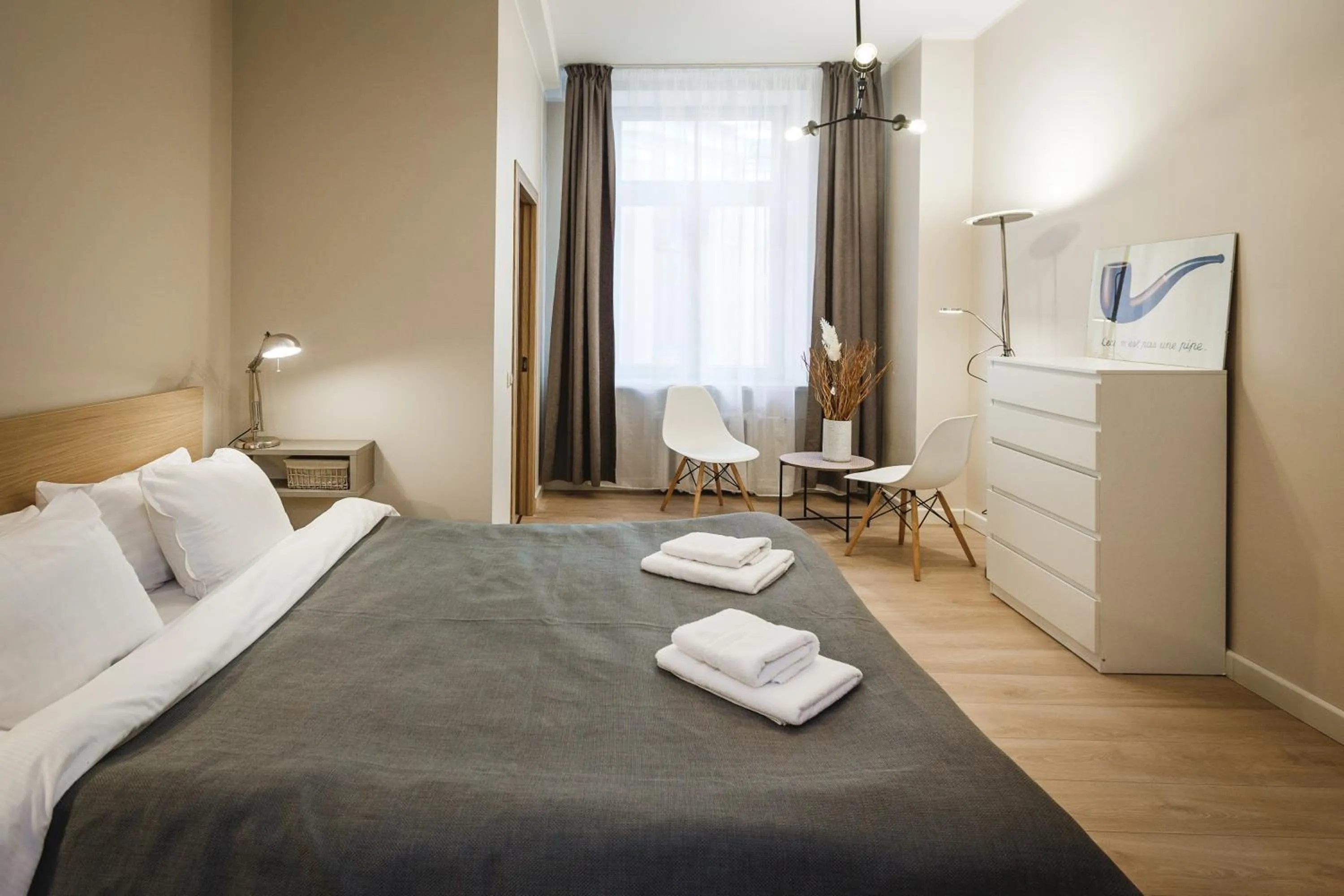 Bedroom, Bed in Bearsleys Downtown Apartments