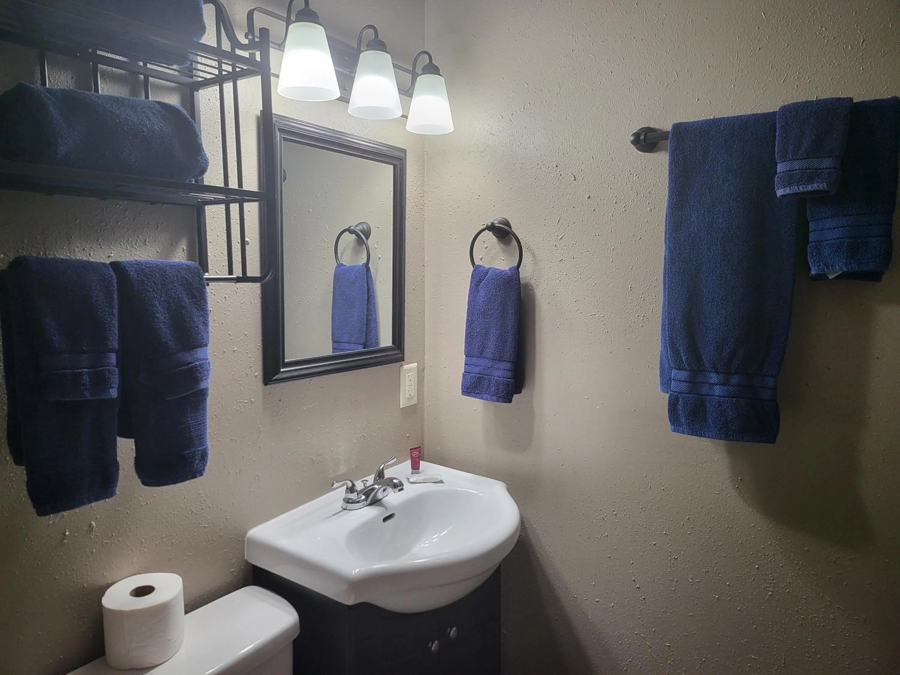 Bathroom in KJ's Inn and Suites By OYO Gettysburg US Hwy 212