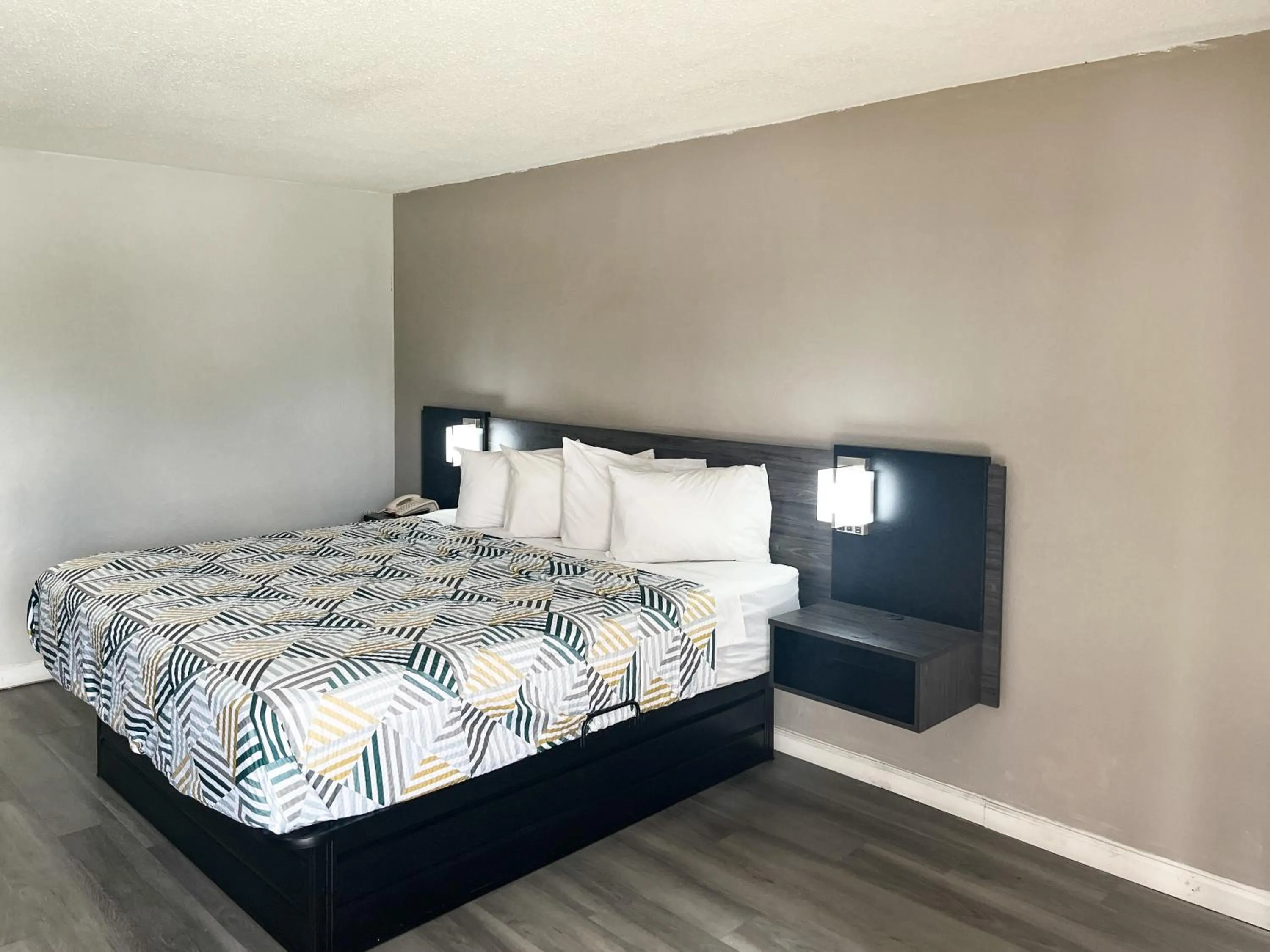 Photo of the whole room, Bed in Motel 6 Lugoff, SC