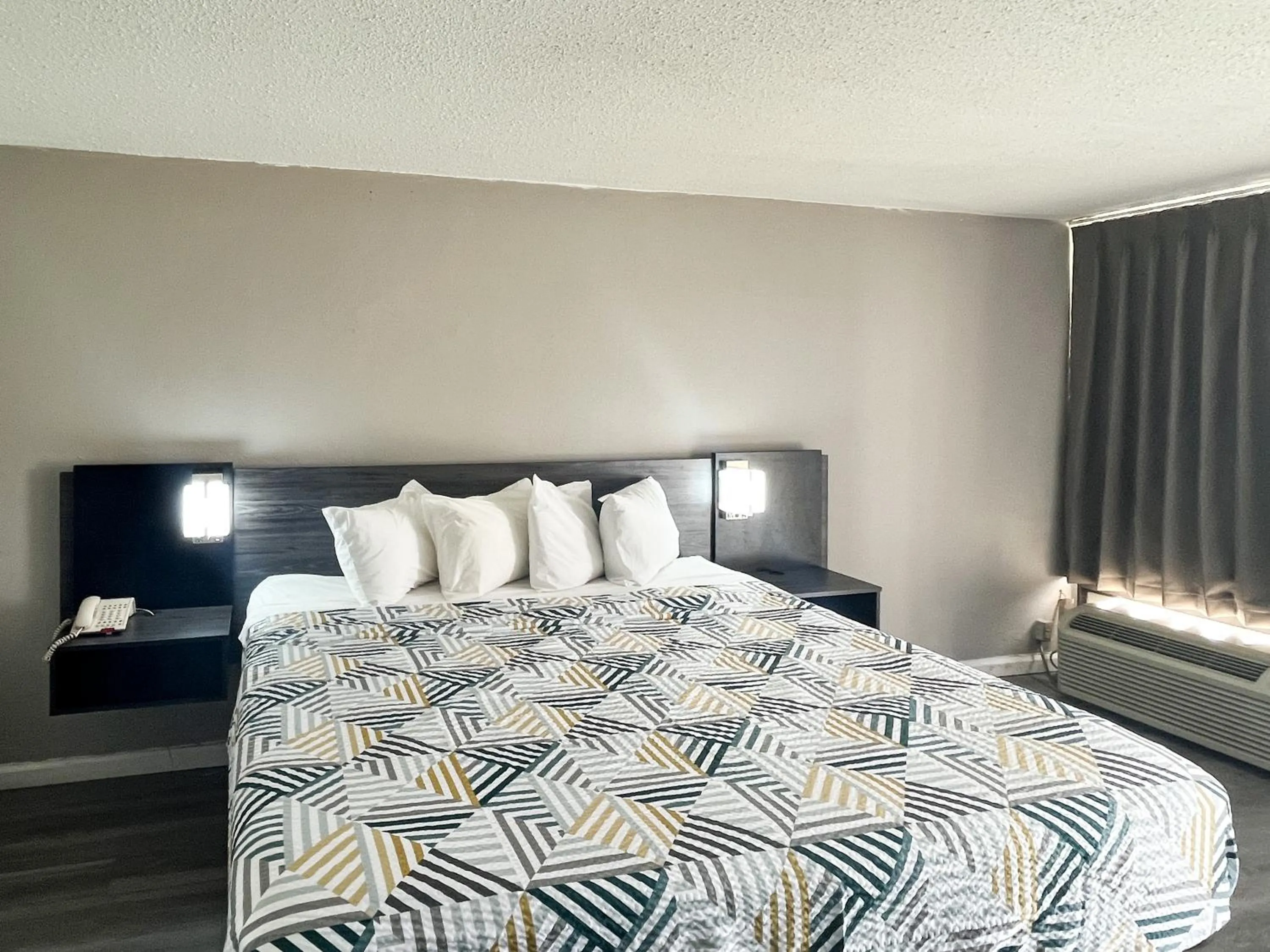 Photo of the whole room, Bed in Motel 6 Lugoff, SC