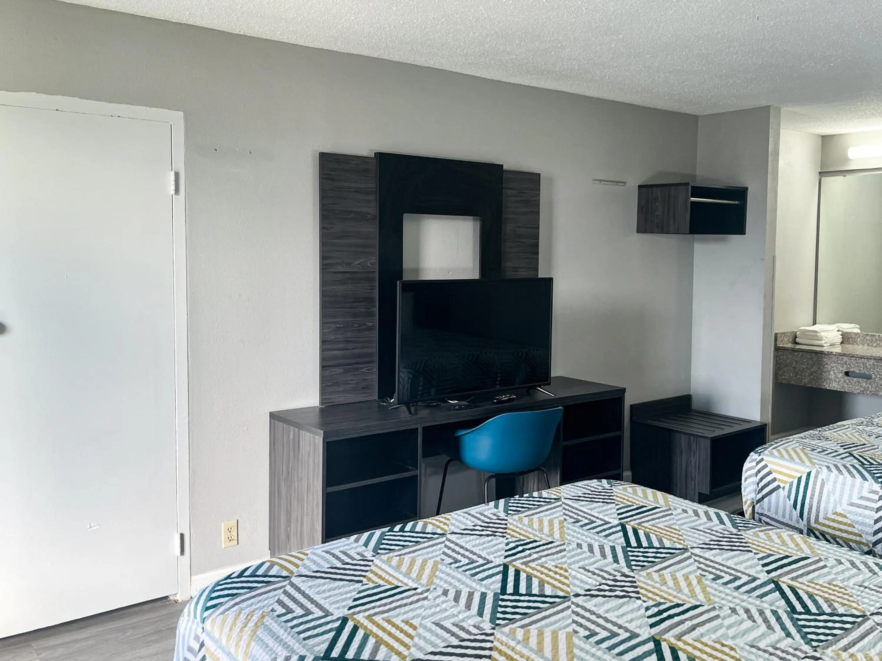 Photo of the whole room, Bed in Motel 6 Lugoff, SC