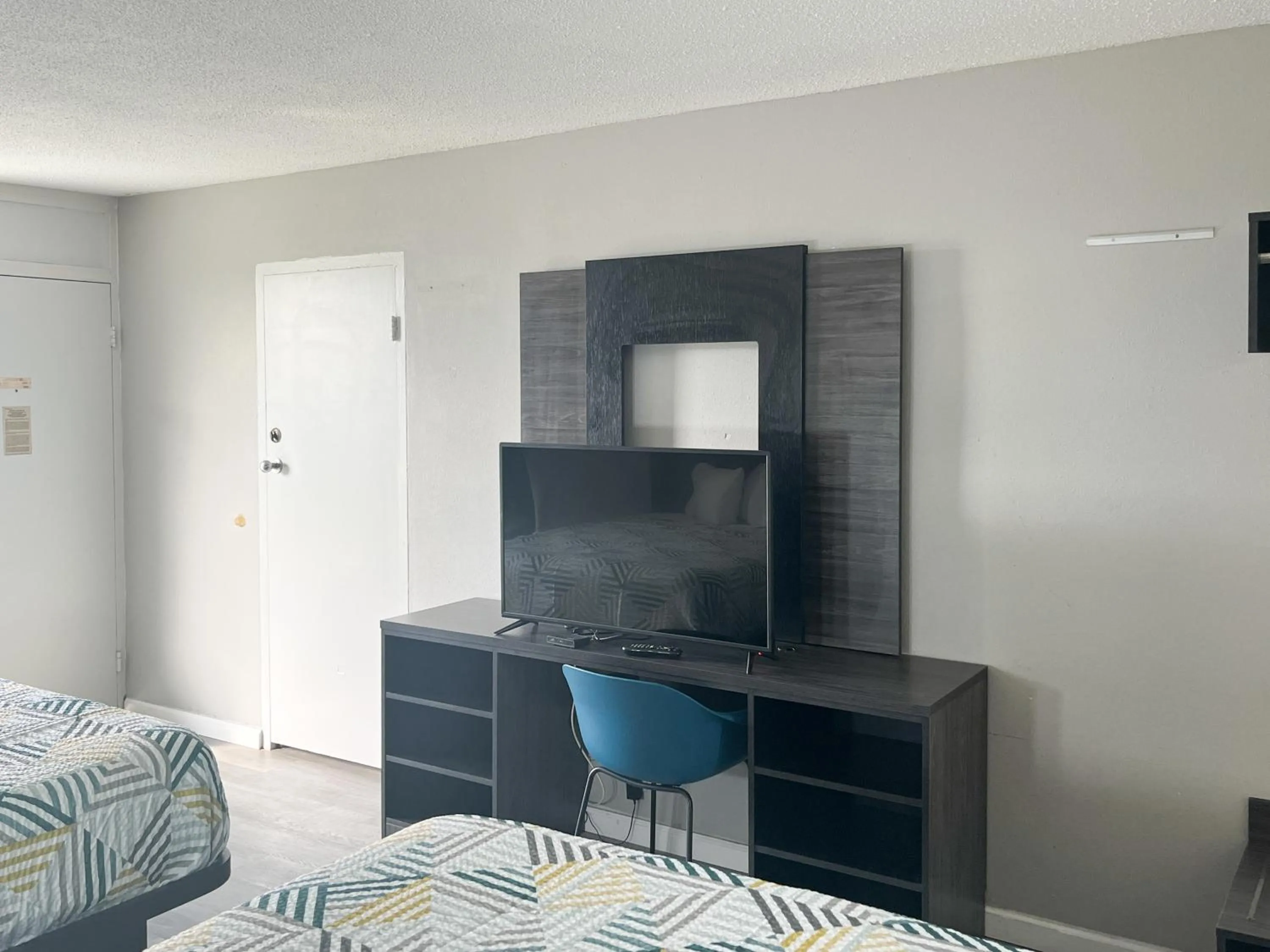 Photo of the whole room, Bed in Motel 6 Lugoff, SC