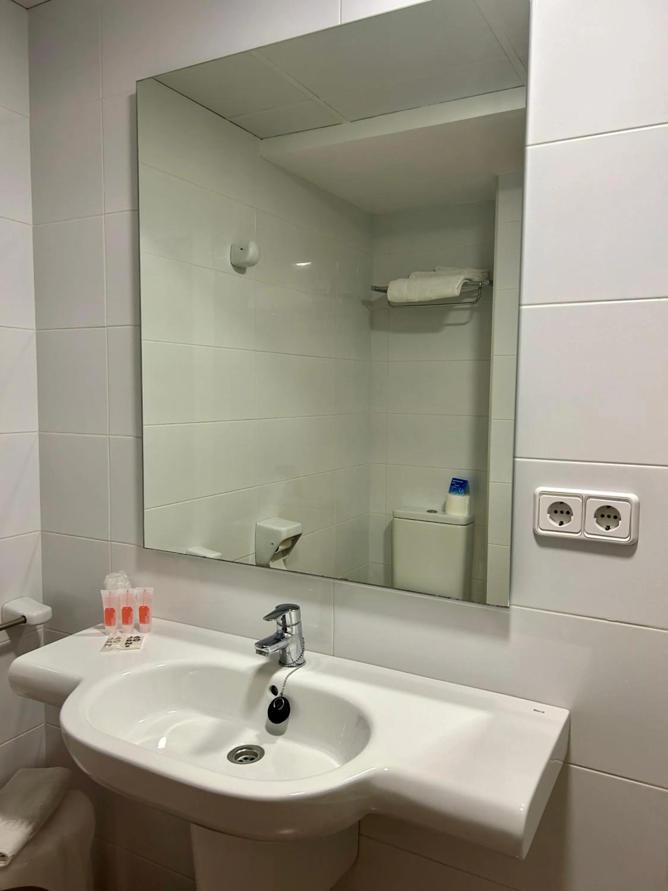 Bathroom in Pensión La Orozca Benidorm