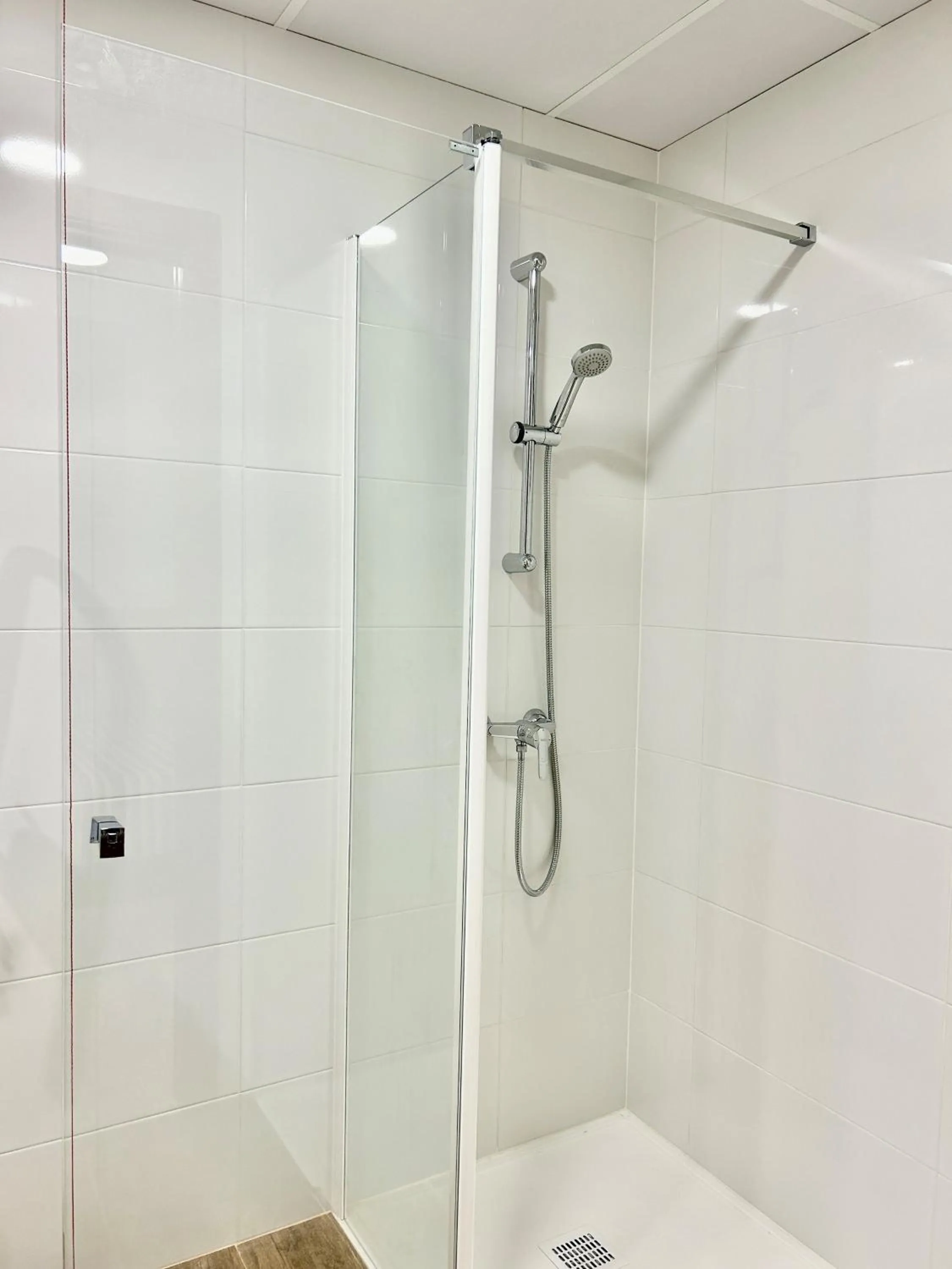 Shower in Pensión La Orozca Benidorm