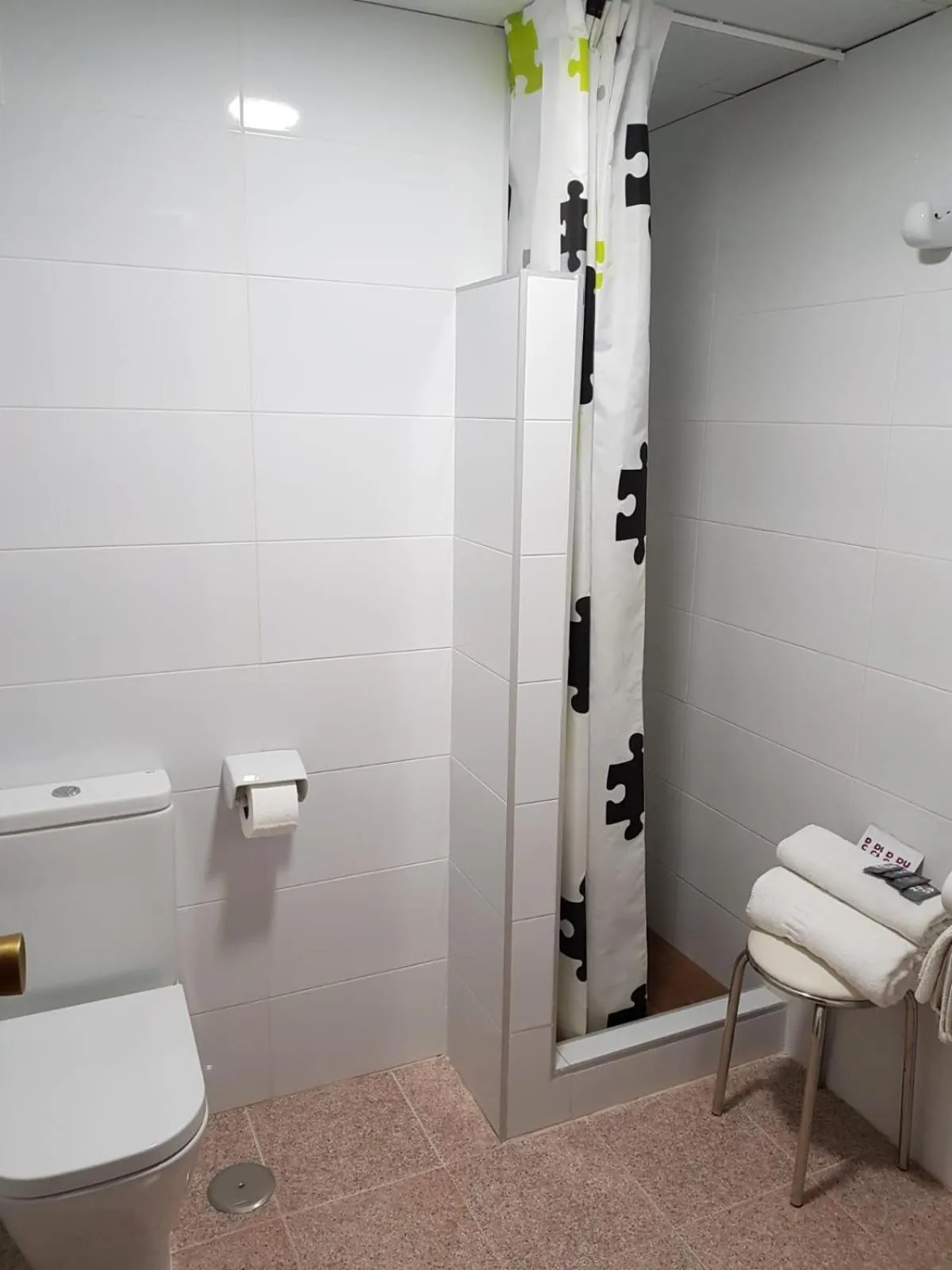 Shower in Pensión La Orozca Benidorm