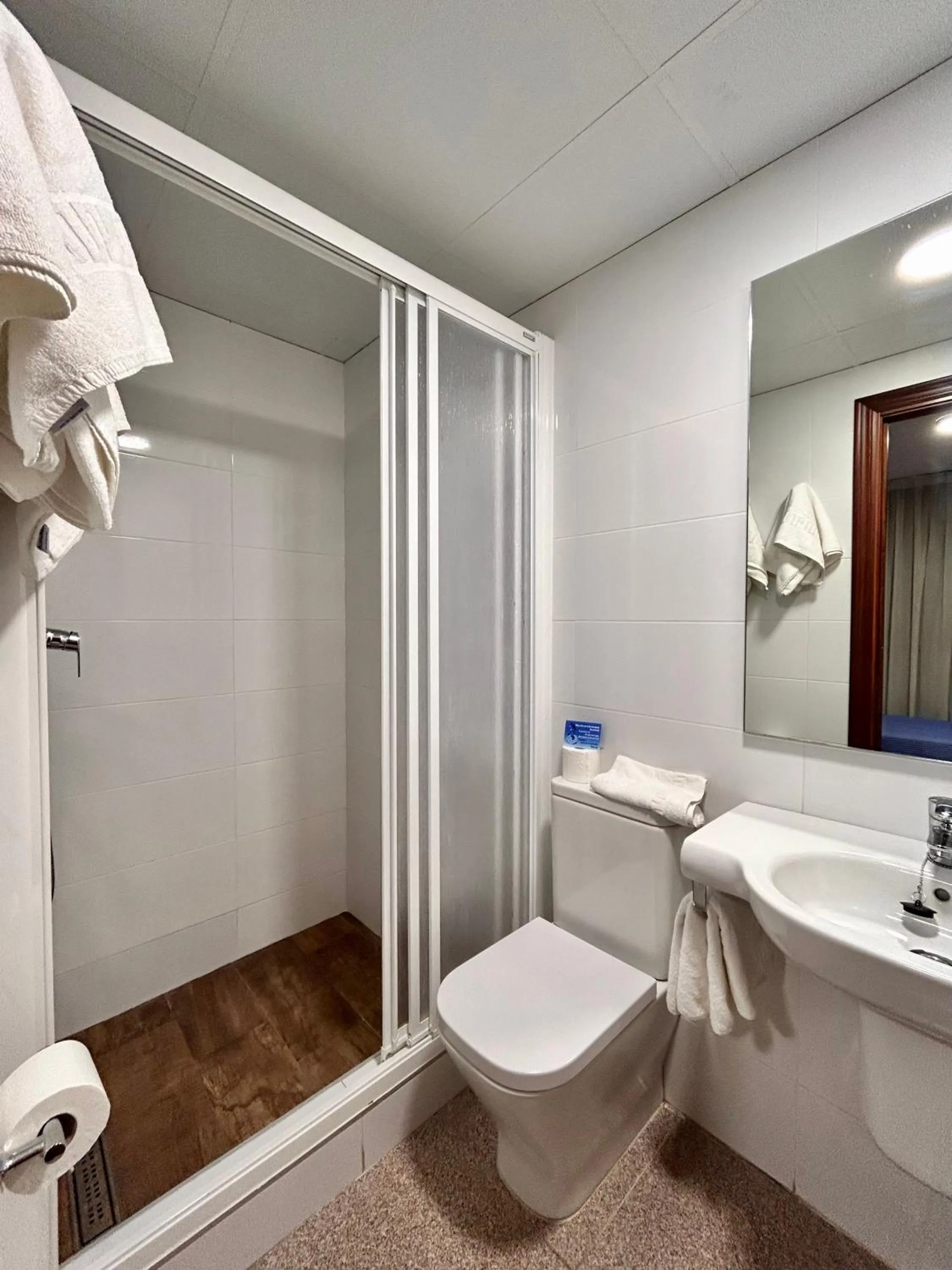 Shower in Pensión La Orozca Benidorm