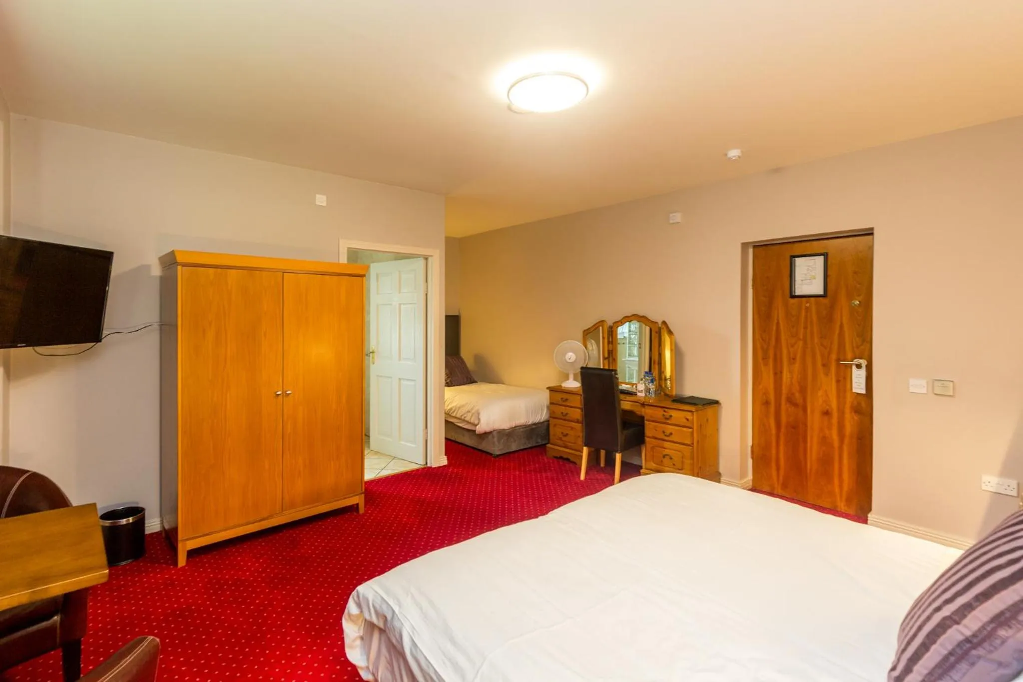 TV/Entertainment Center in Airport View Hotel and Secret Spa