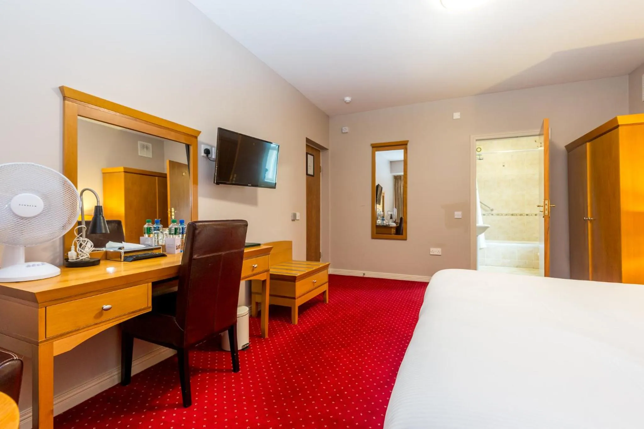 TV/Entertainment Center in Airport View Hotel and Secret Spa