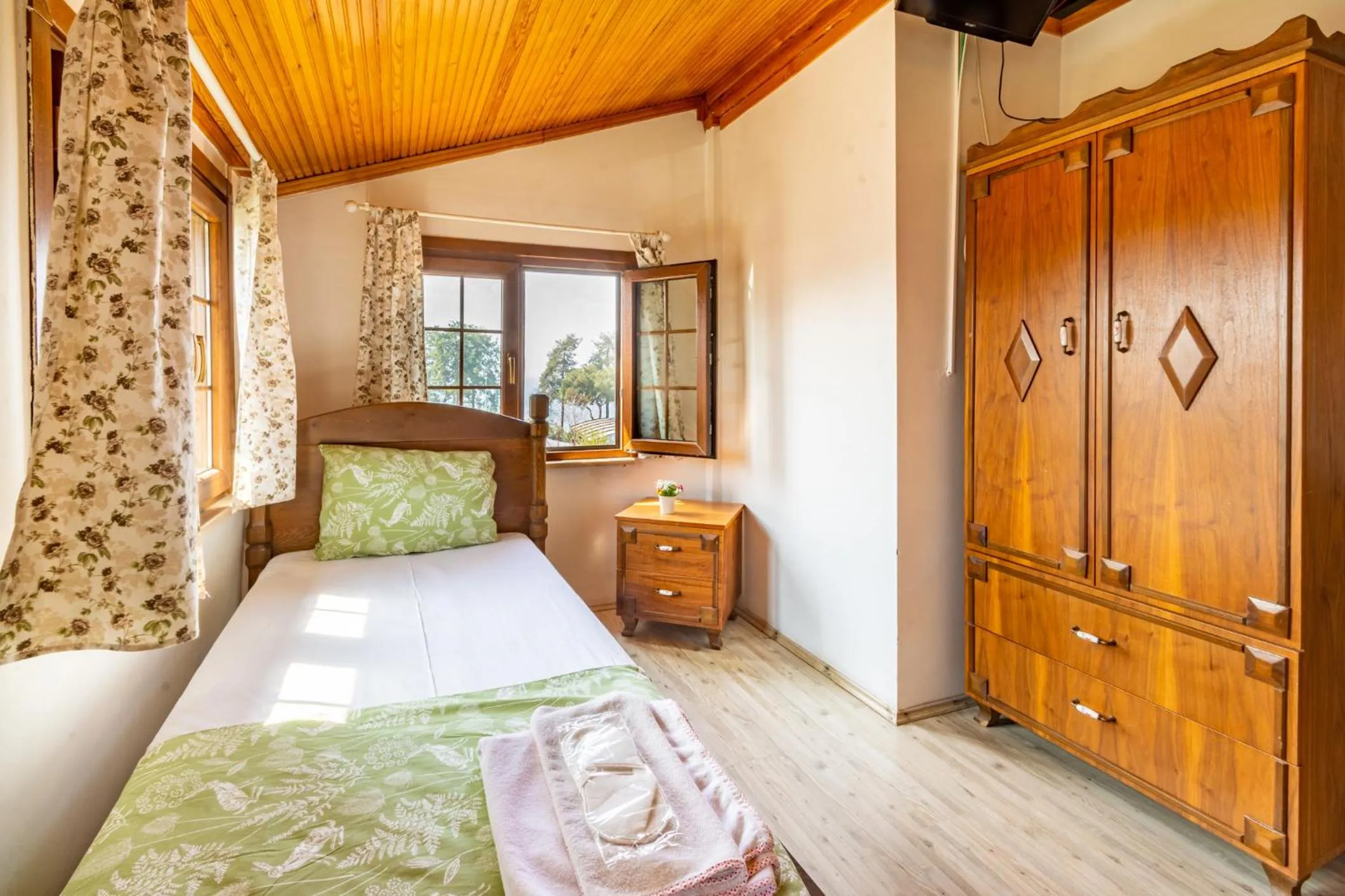 Lake view, Bed in İznik Seyir Otel