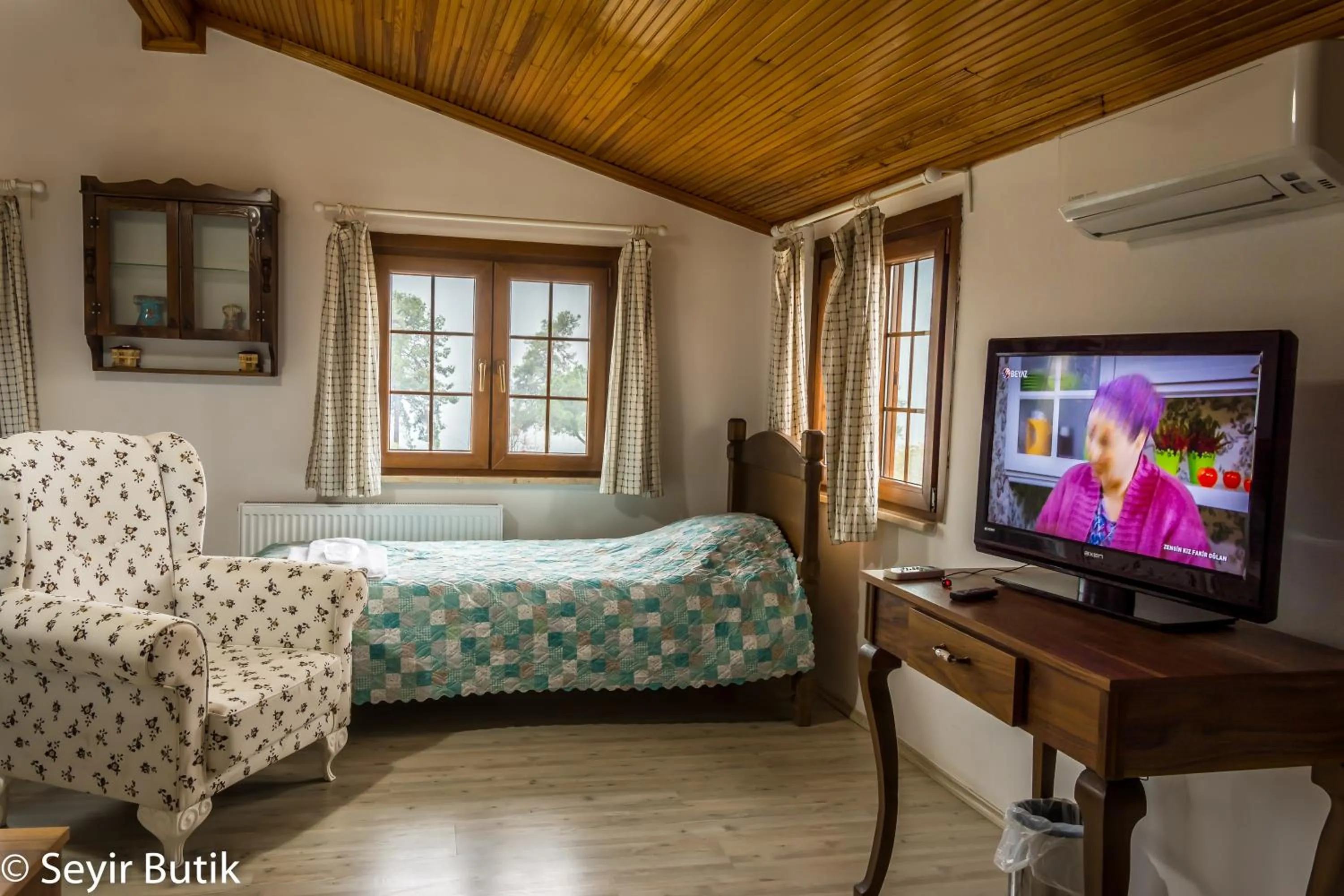 Communal lounge/ TV room, Bed in İznik Seyir Otel