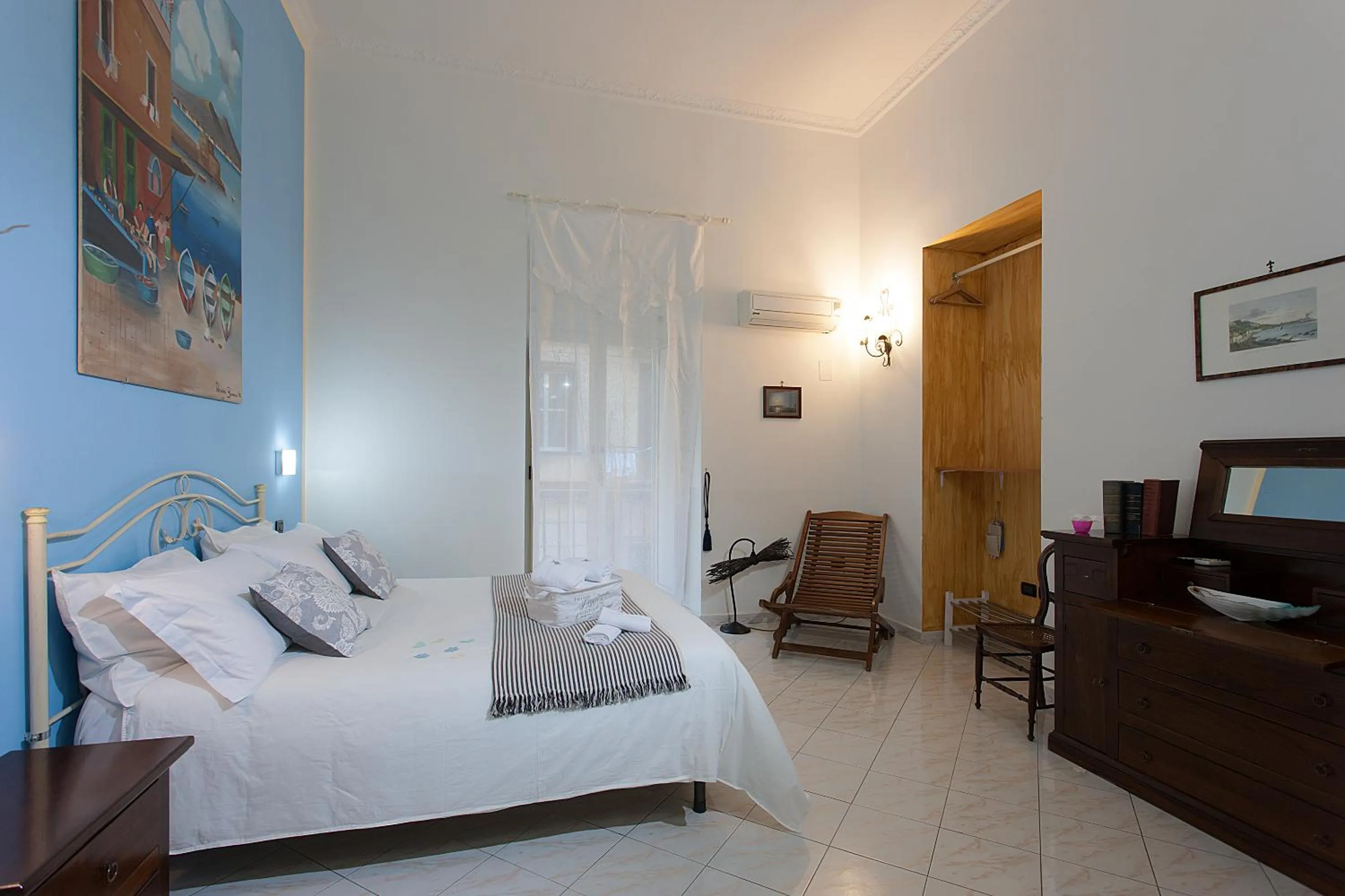 Photo of the whole room, Bed in Anna's Family