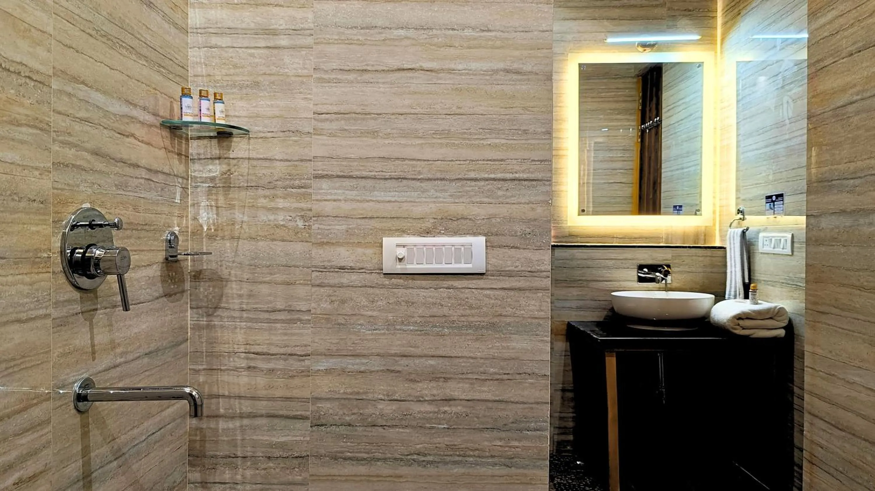 Shower in Asapin Vanymahal