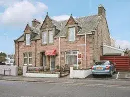 Six-Bedroom House in Ardgarry Holiday House Six-Bedroom House in Ardgarry Holiday House