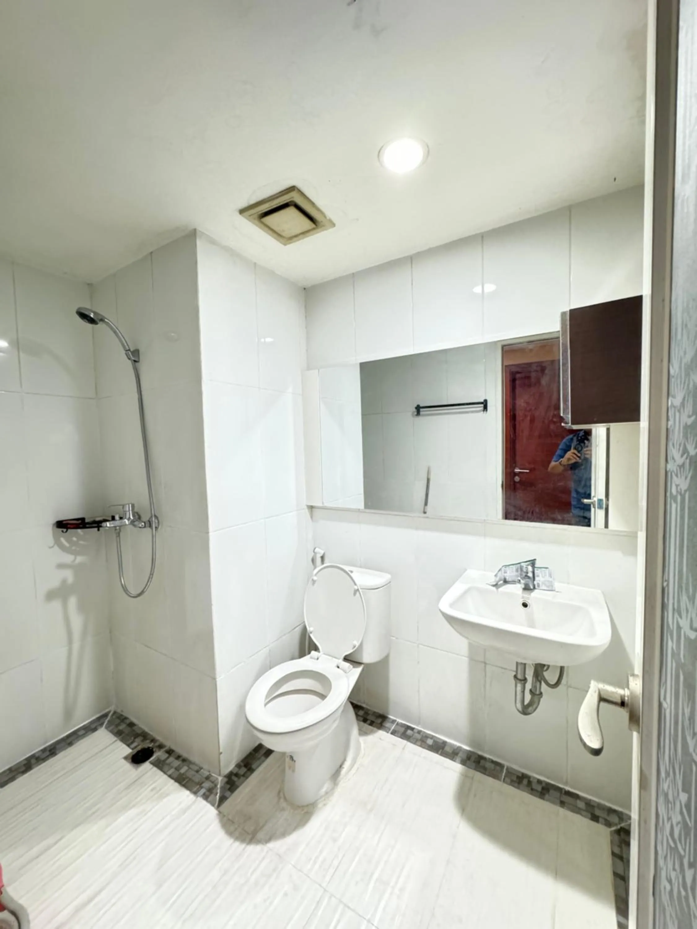 Shower in Tmansari Mahogany Apartement By Cozy