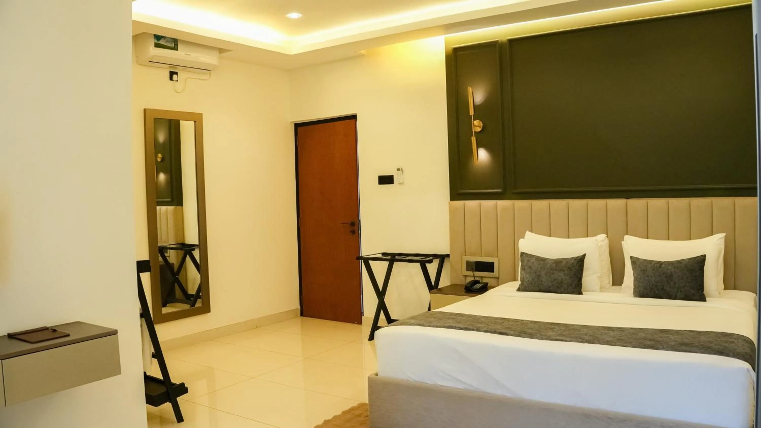 Deluxe King Room - single occupancy in Orbit88 Hotel by AMR