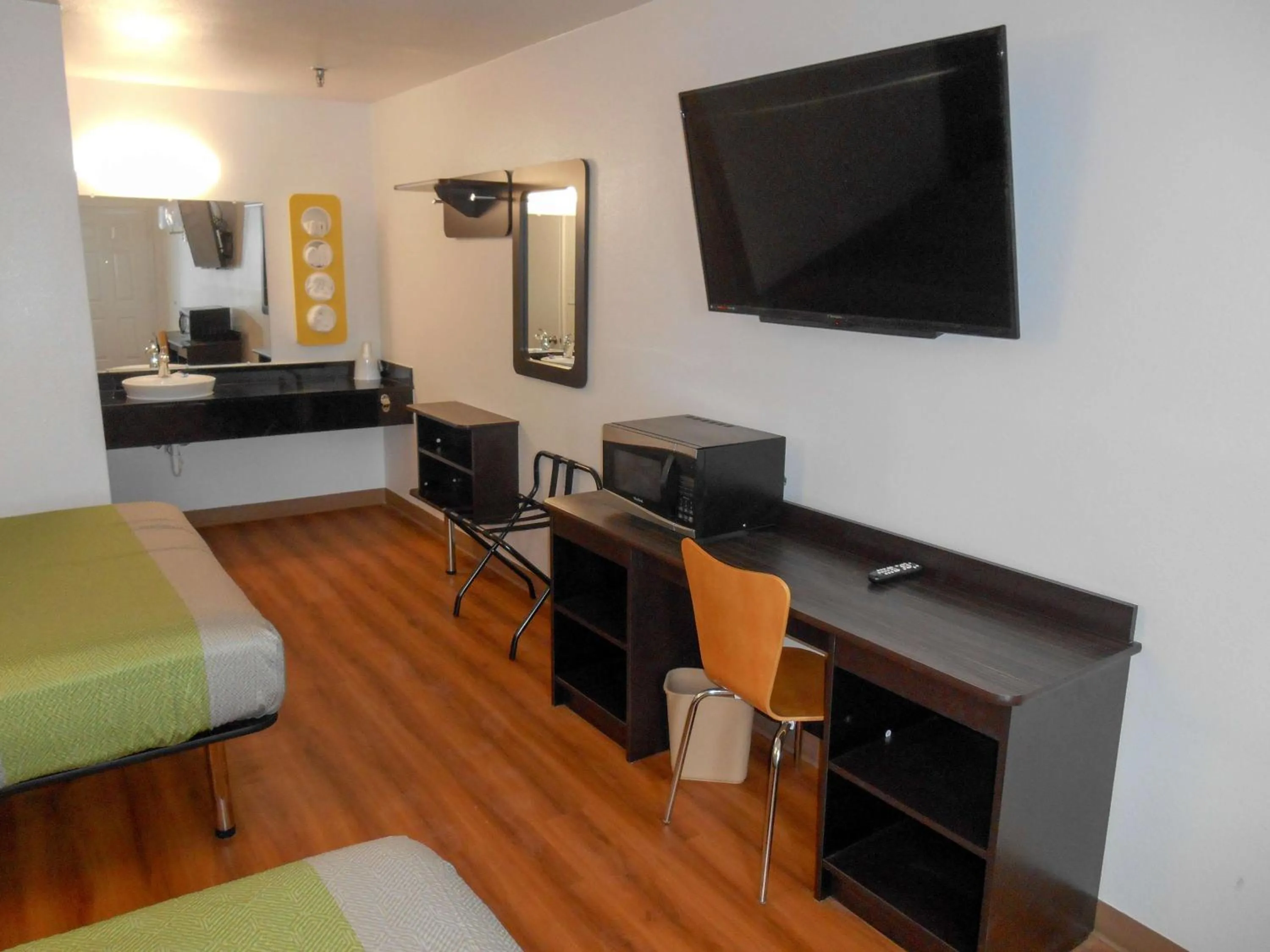 Photo of the whole room in Motel 6 Abilene, TX - East