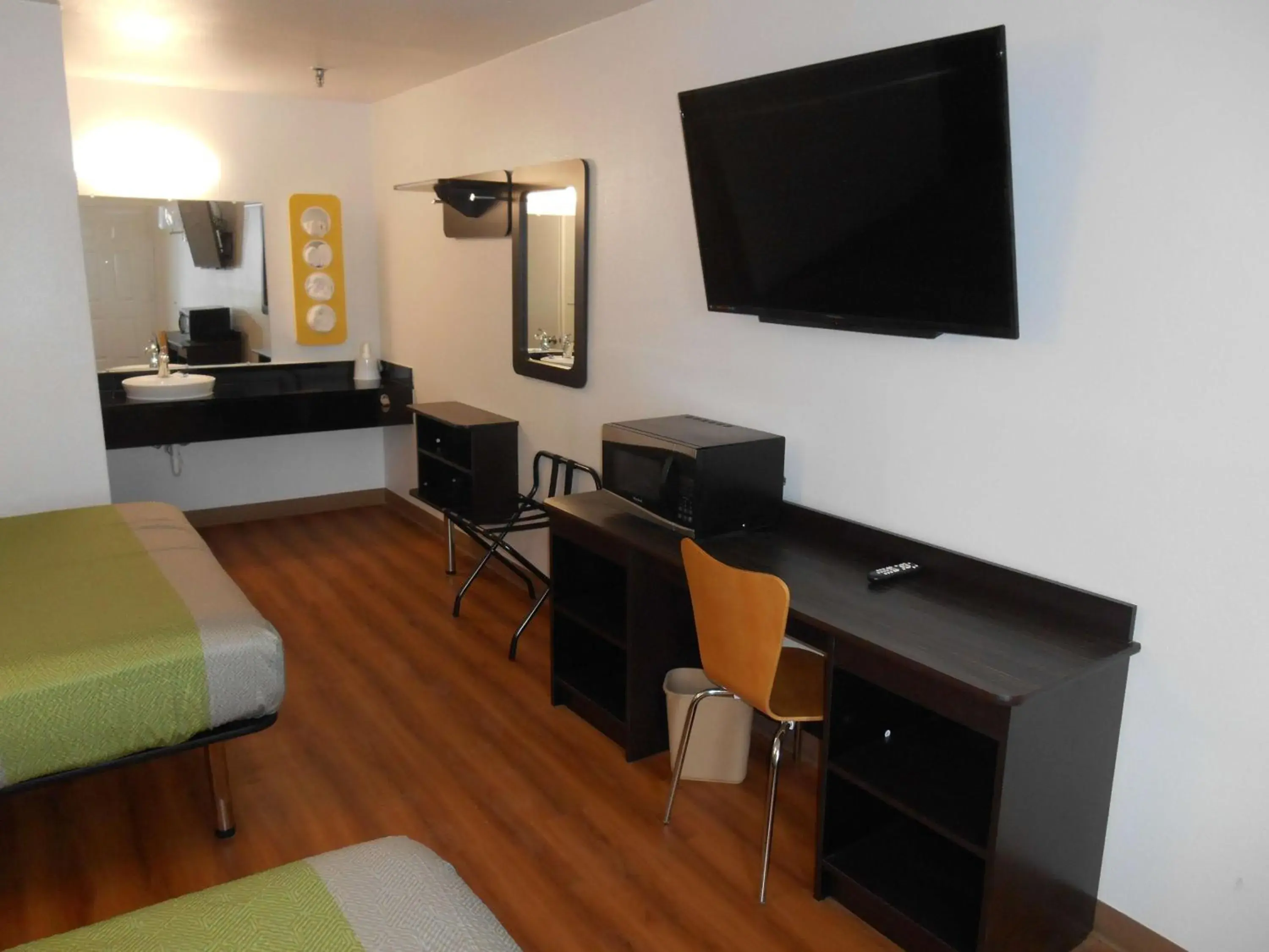 Queen Room with Two Queen Beds - Non-Smoking in Motel 6 Abilene, TX - East Queen Room with Two Queen Beds - Non-Smoking in Motel 6 Abilene, TX - East