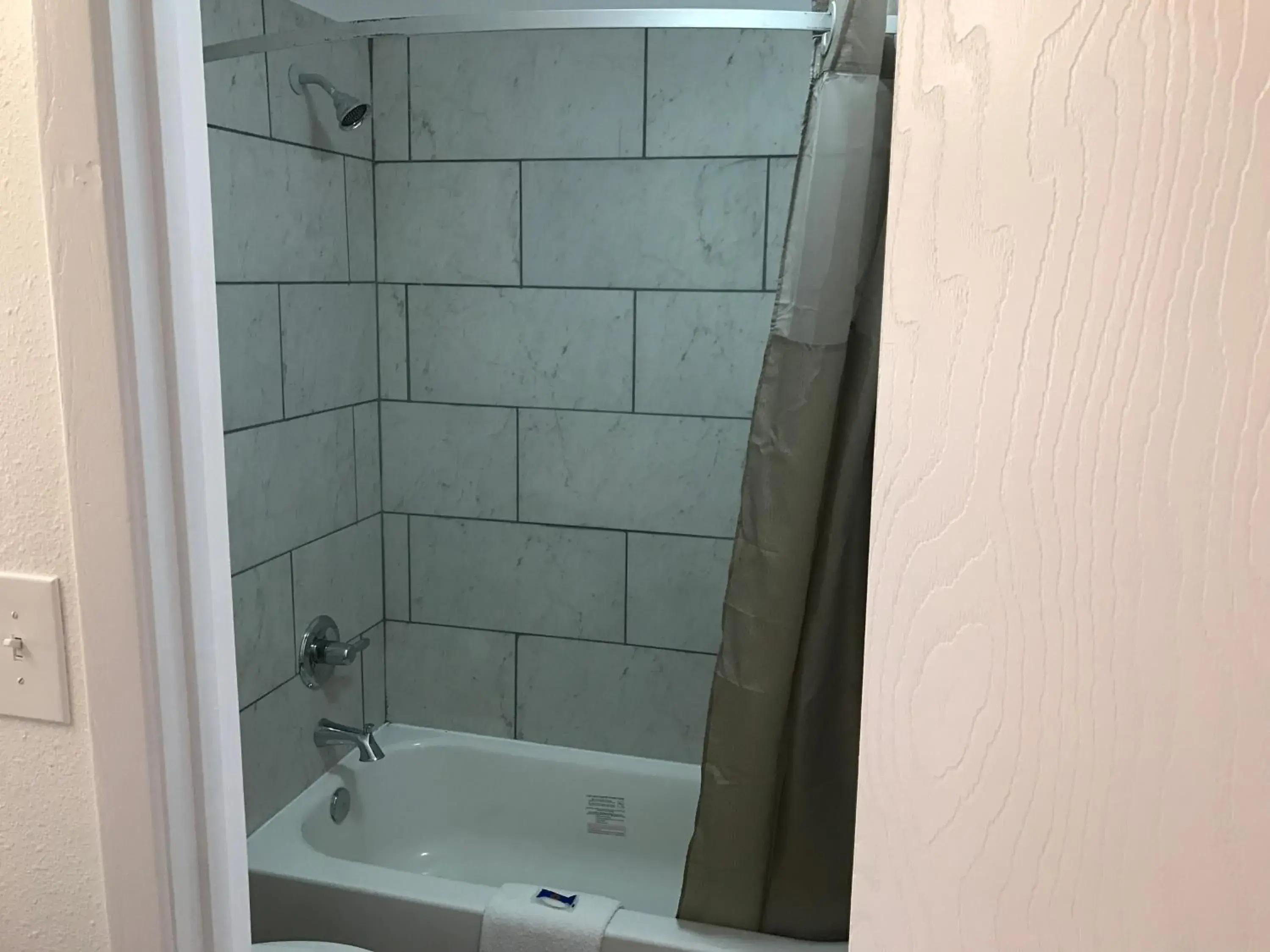 King Room with Roll-in Shower - Disability Access - Non-Smoking in Motel 6 Abilene, TX - East King Room with Roll-in Shower - Disability Access - Non-Smoking in Motel 6 Abilene, TX - East