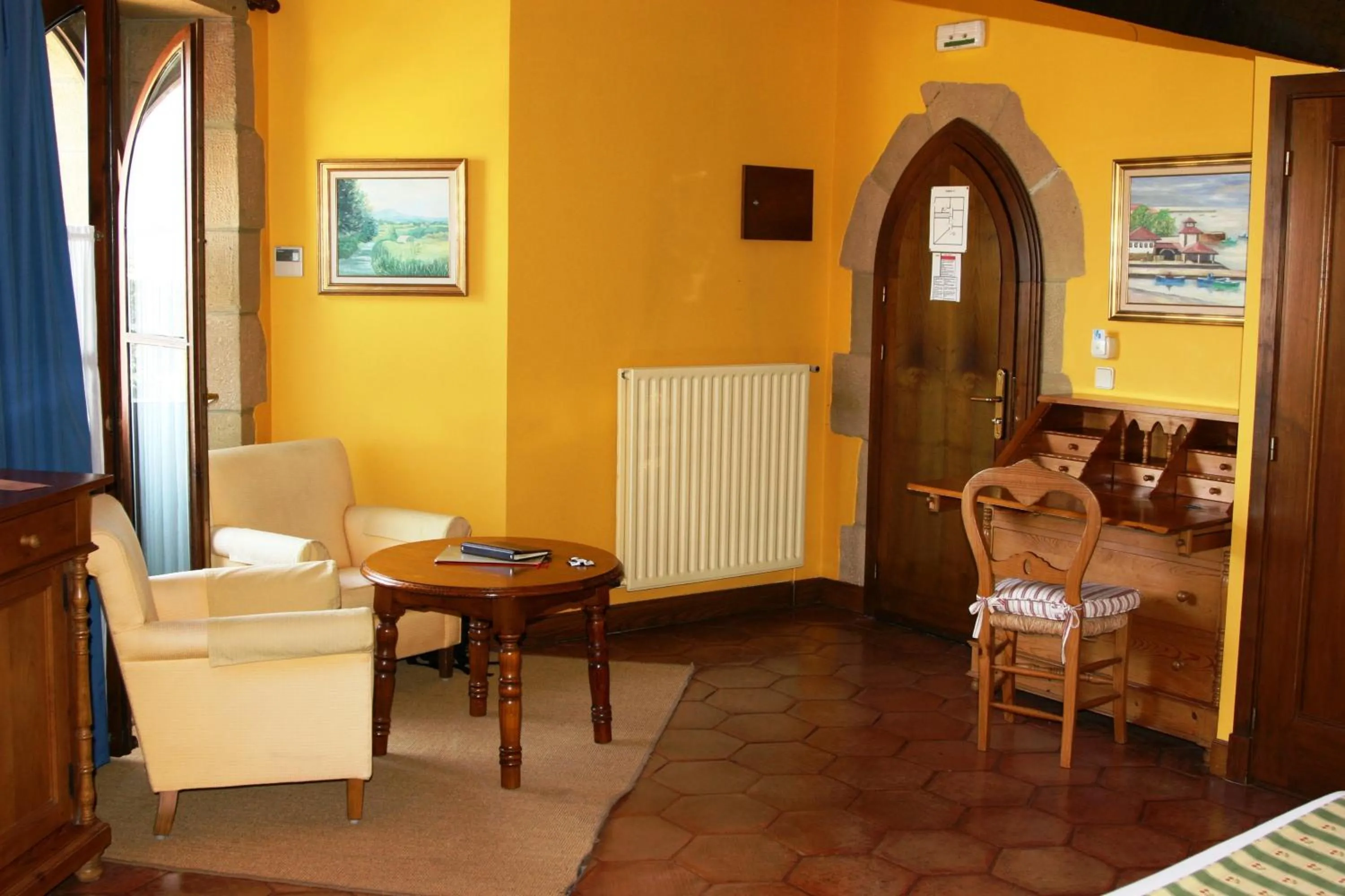 Seating area in Hotel Palacio Obispo