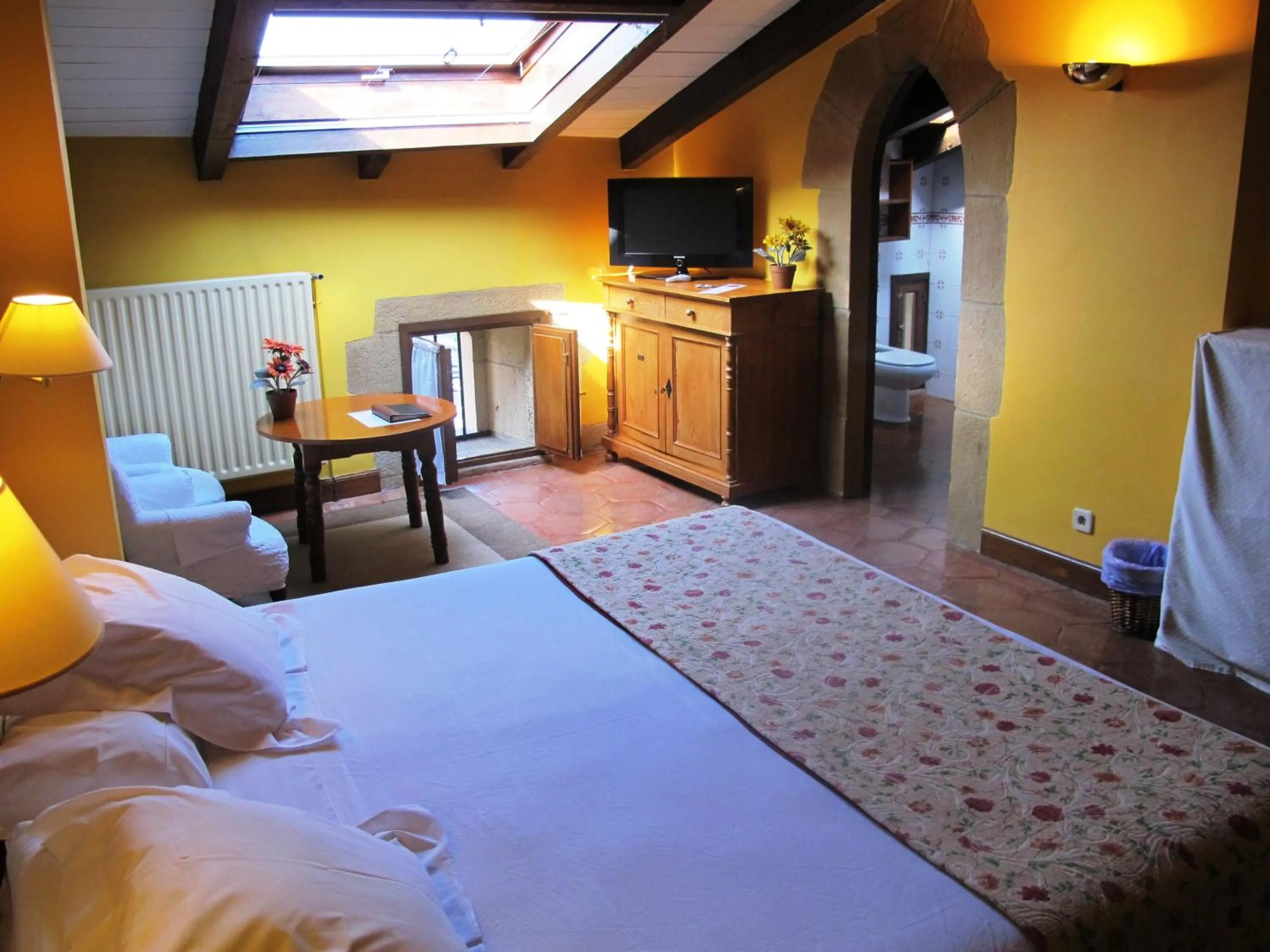 Bedroom, Bed in Hotel Palacio Obispo